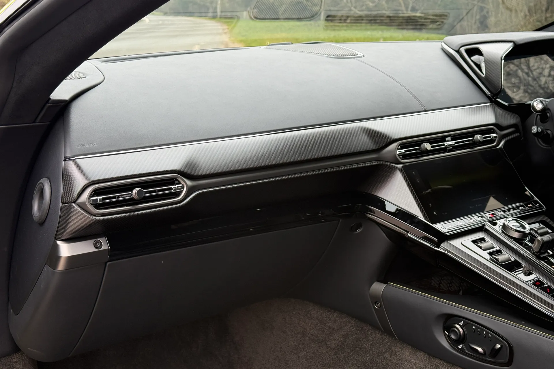 Aston Martin Vantage thumbnail image number 22