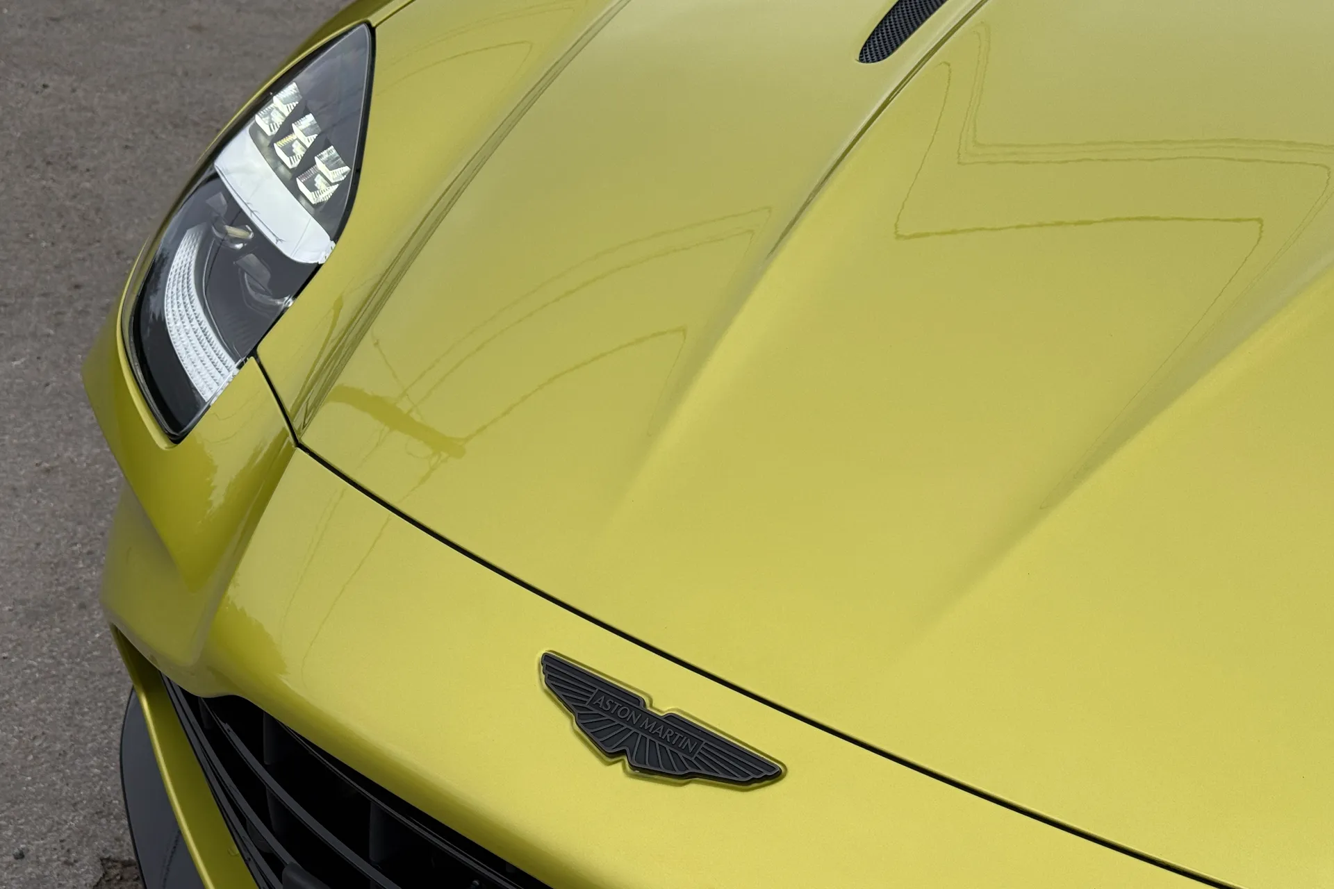 Aston Martin Vantage thumbnail image number 26