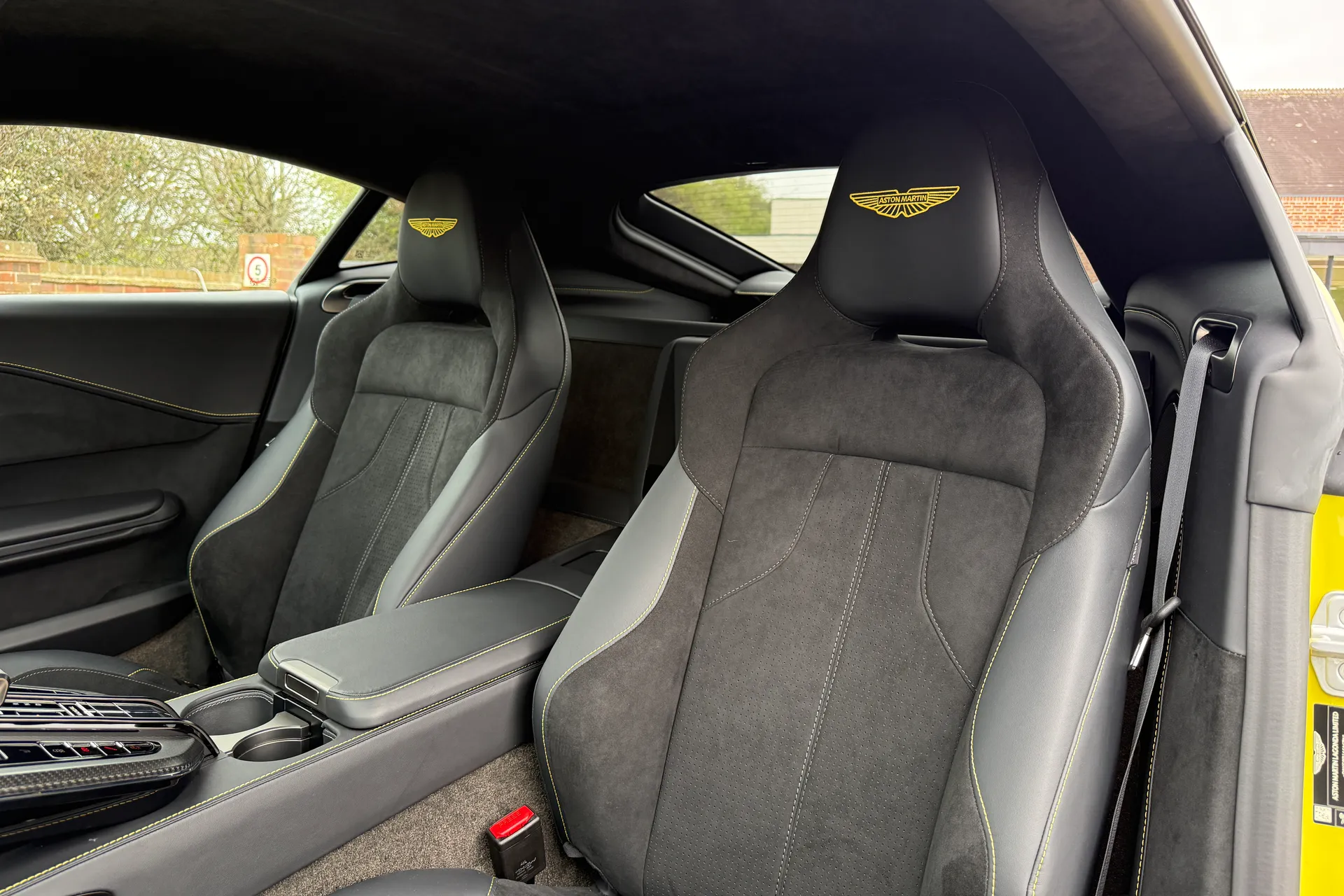 Aston Martin Vantage thumbnail image number 5