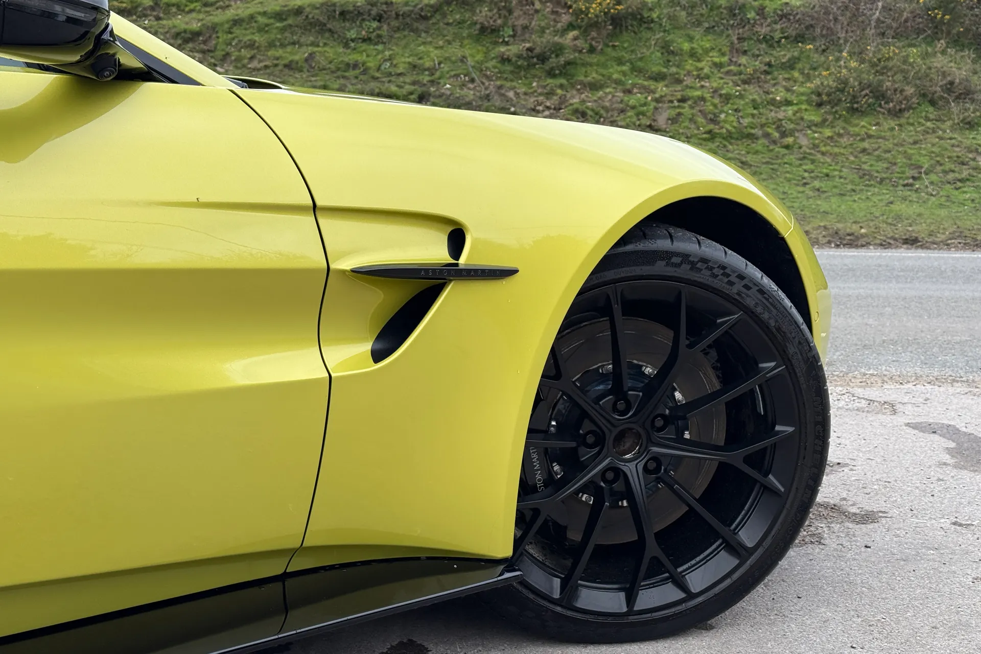 Aston Martin Vantage thumbnail image number 28