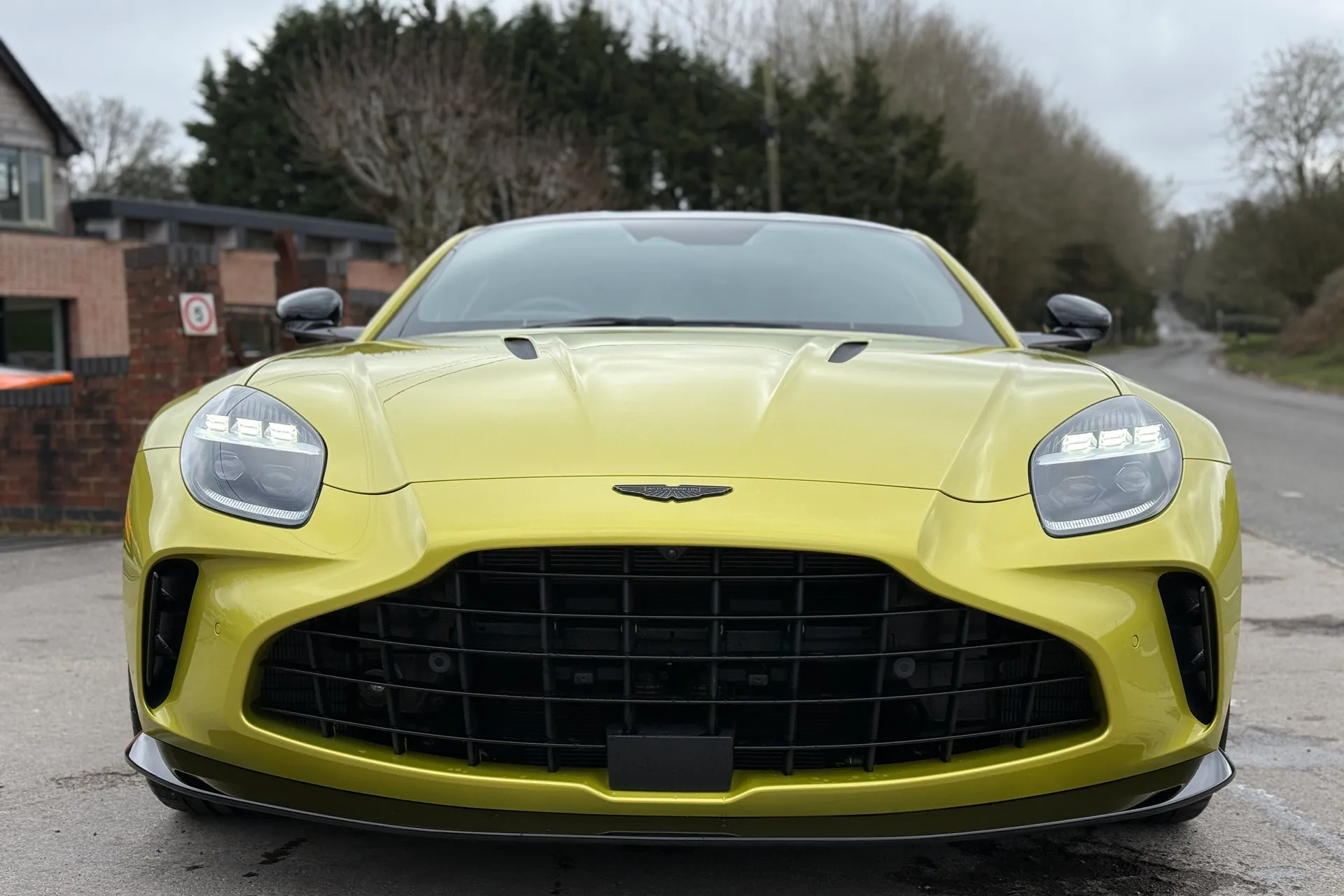Aston Martin Vantage thumbnail image number 33