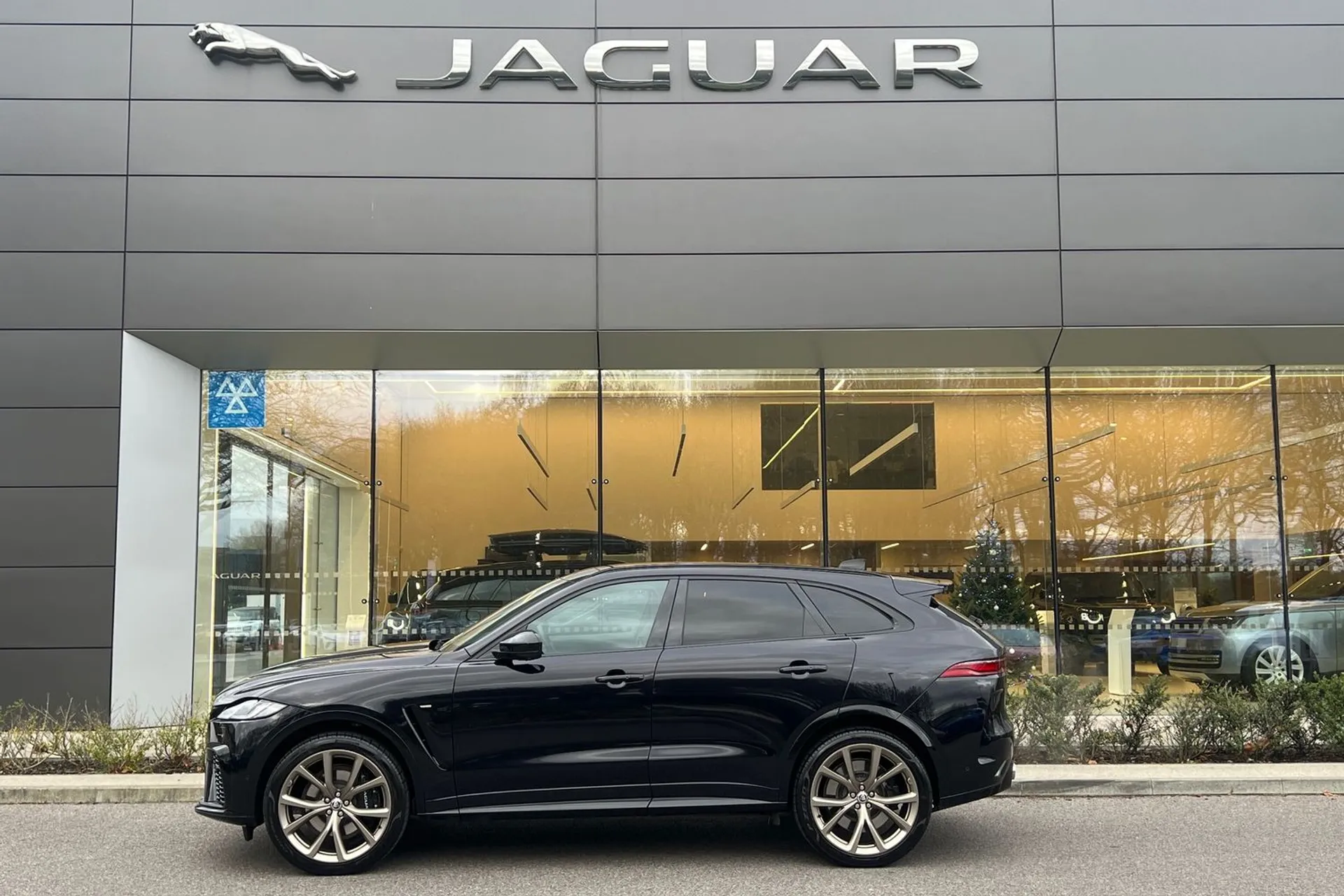 Jaguar F-PACE thumbnail image number 9