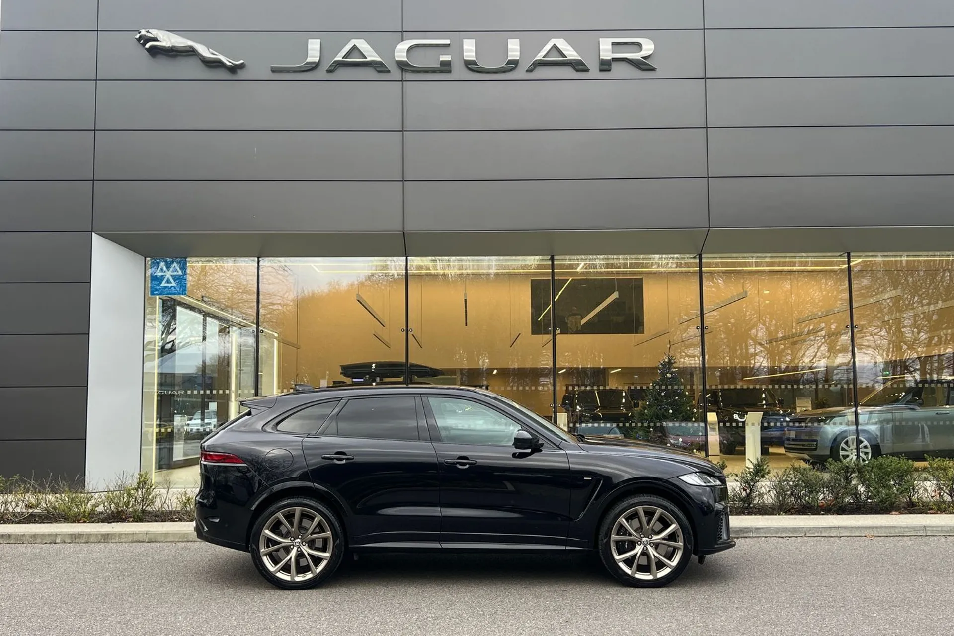 Jaguar F-PACE thumbnail image number 2