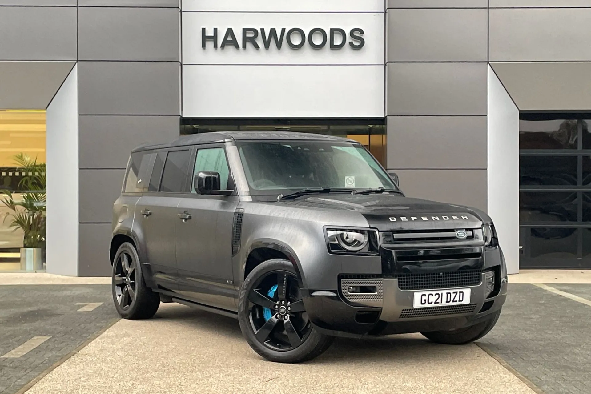 LAND ROVER DEFENDER focused image