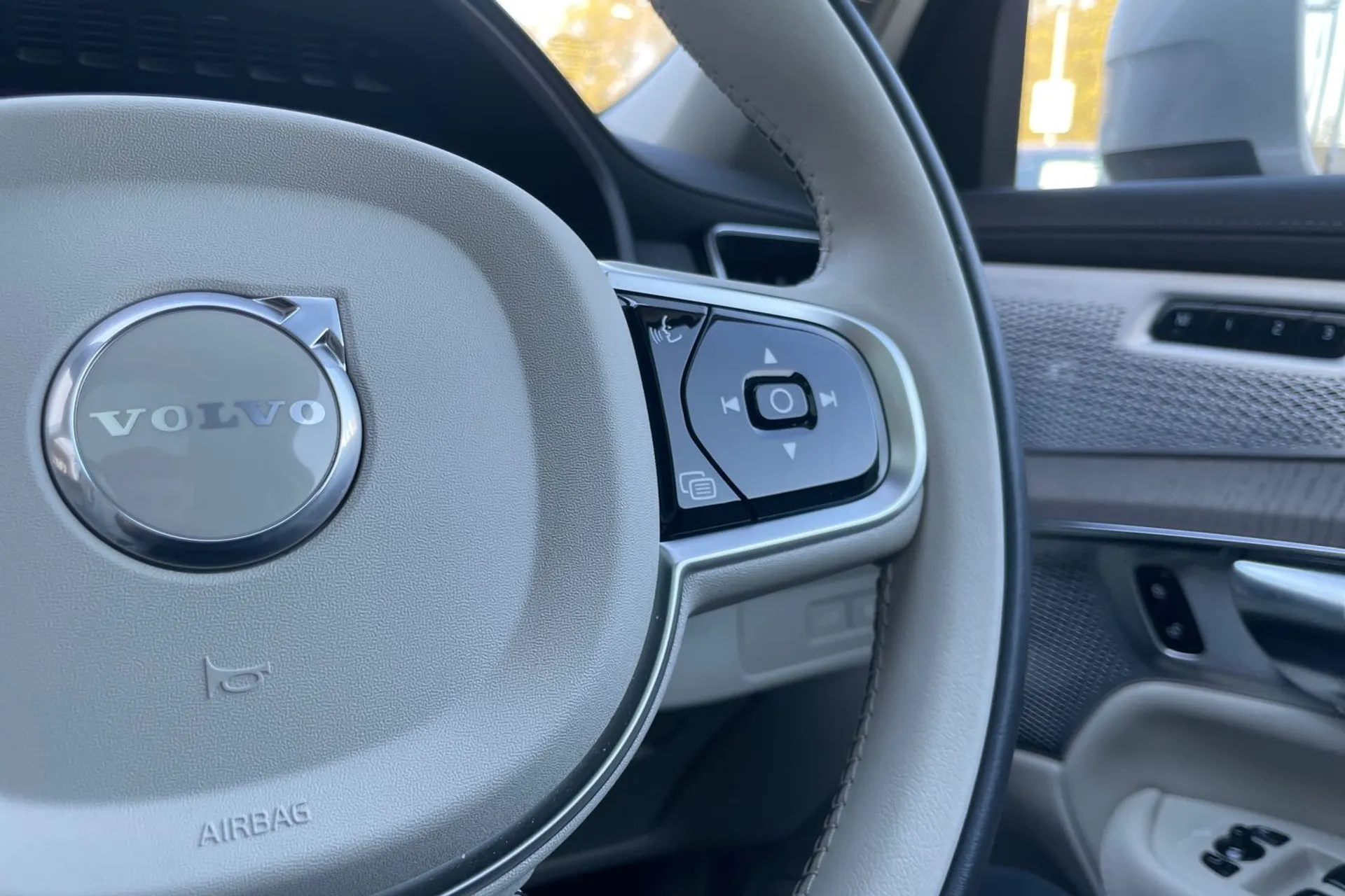 Volvo XC90 thumbnail image number 38