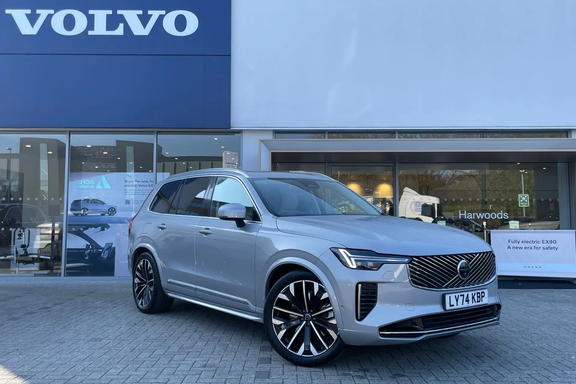 Volvo XC90 focused image