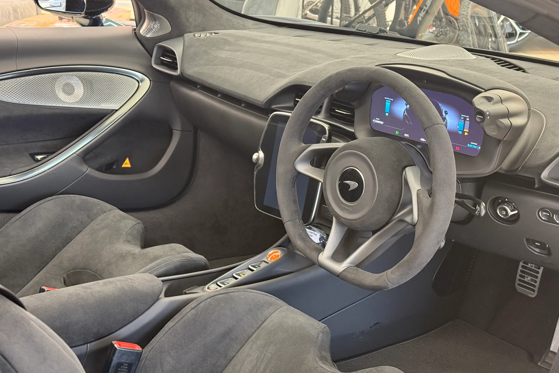 McLaren ARTURA thumbnail image number 10