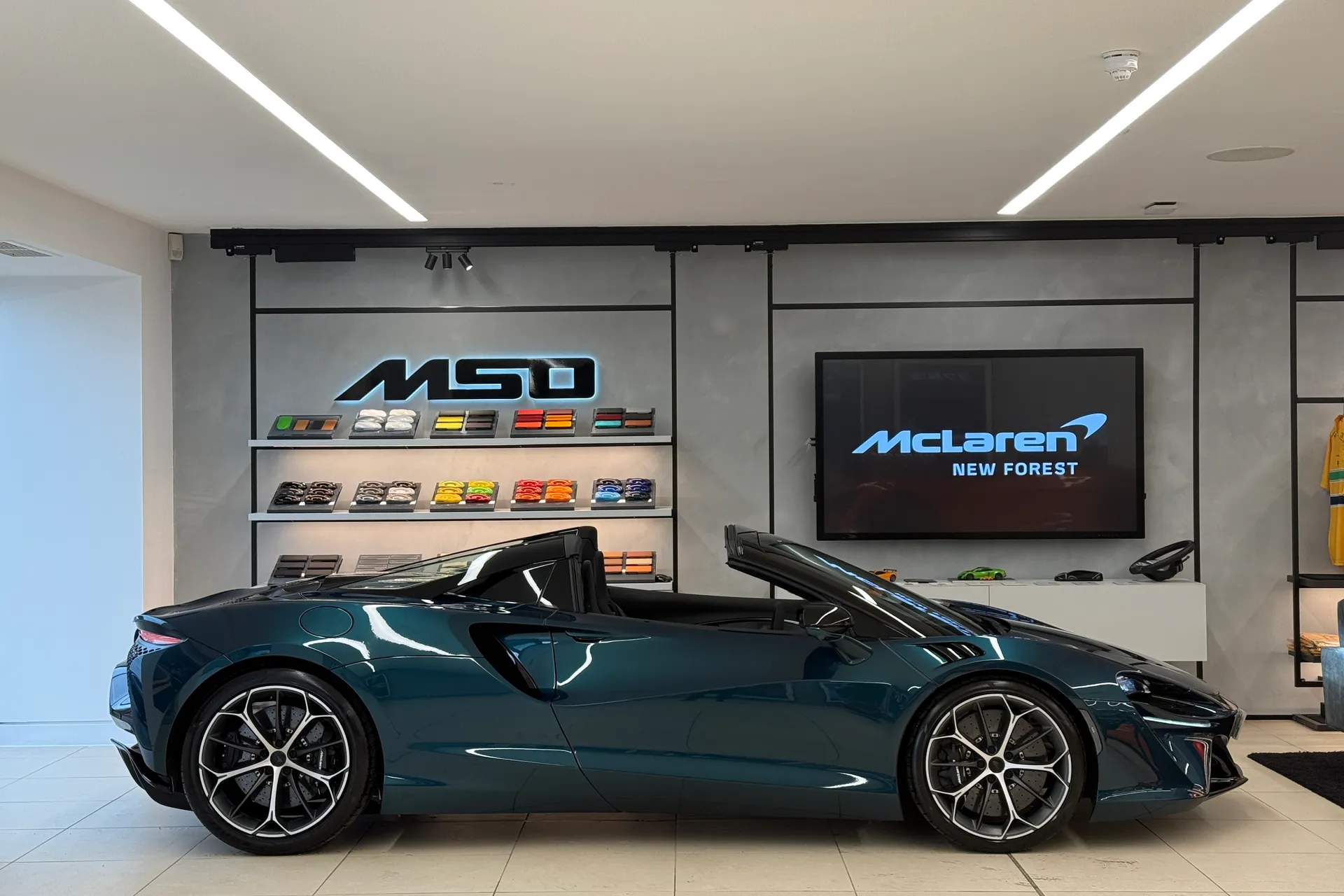 McLaren ARTURA thumbnail image number 2