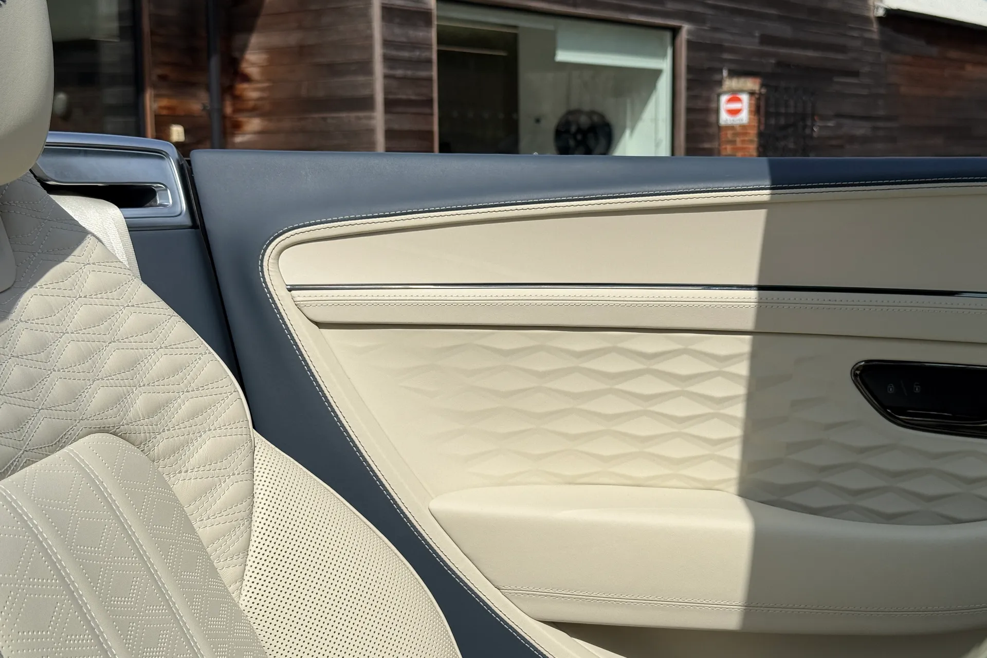Bentley CONTINENTAL GTC thumbnail image number 18