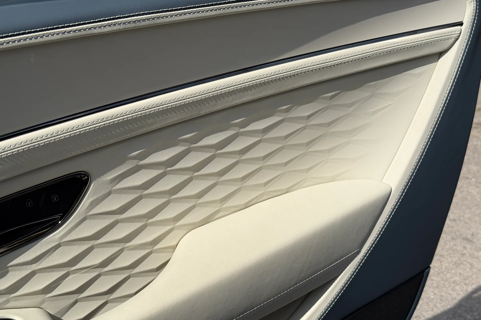 Bentley CONTINENTAL GTC thumbnail image number 52