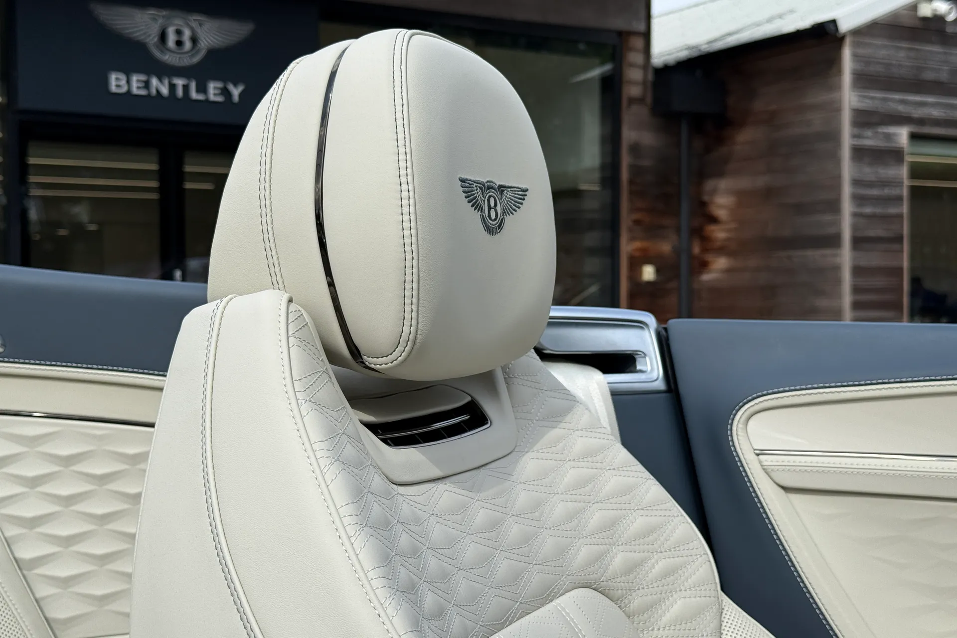 Bentley CONTINENTAL GTC thumbnail image number 17