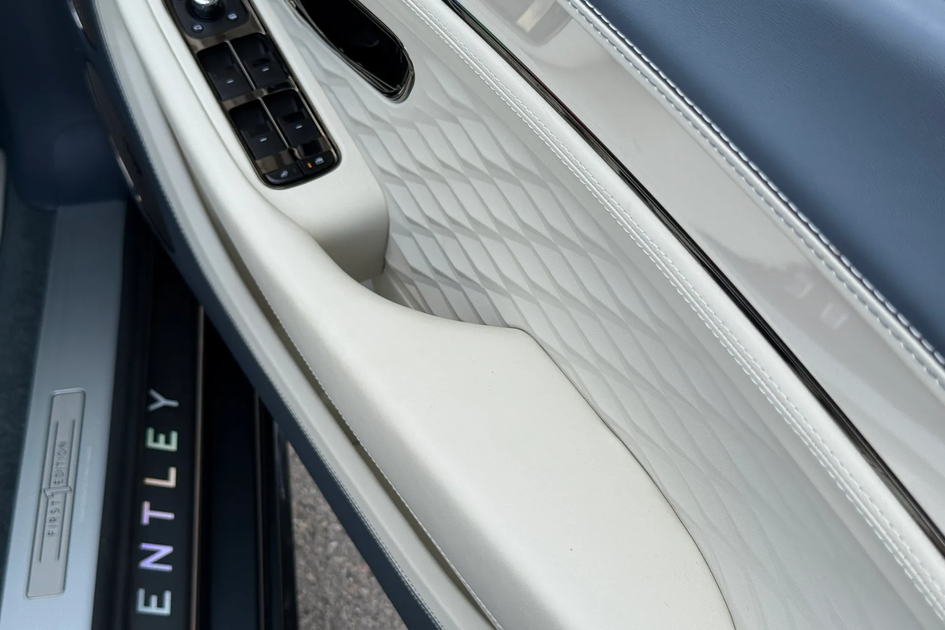 Bentley CONTINENTAL GTC thumbnail image number 24
