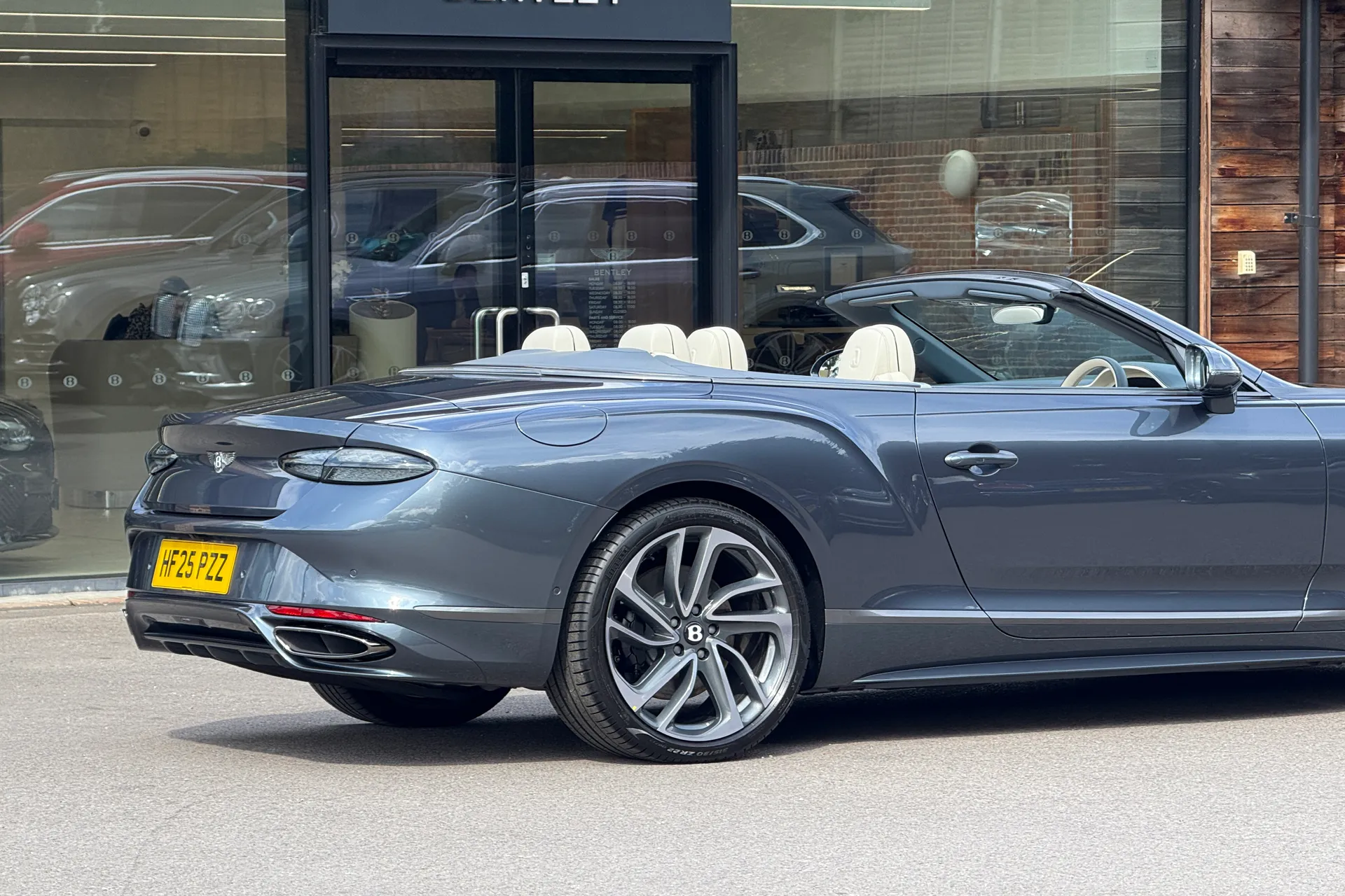Bentley CONTINENTAL GTC thumbnail image number 19