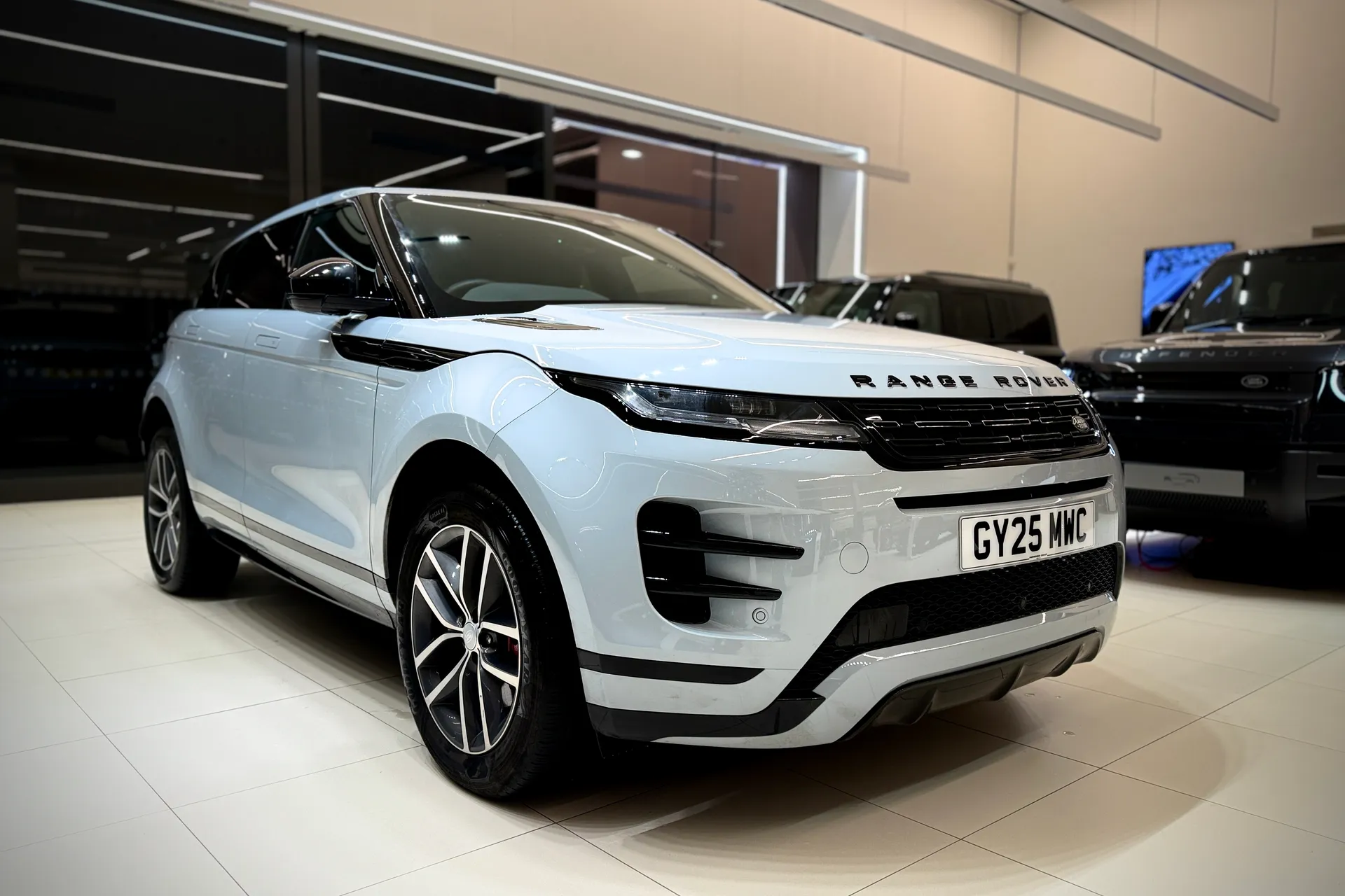 LAND ROVER RANGE ROVER EVOQUE focused image