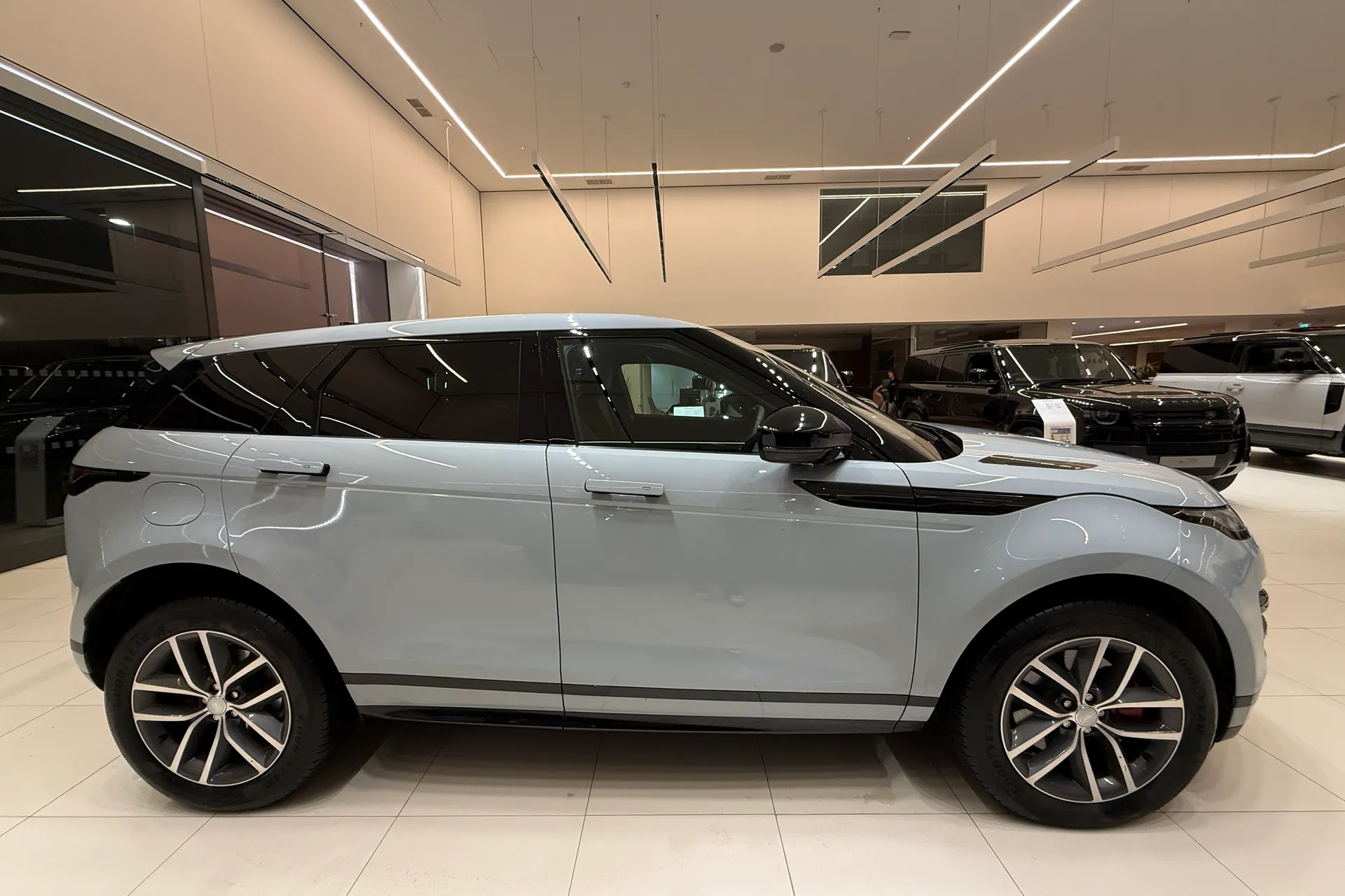 LAND ROVER RANGE ROVER EVOQUE thumbnail image number 2