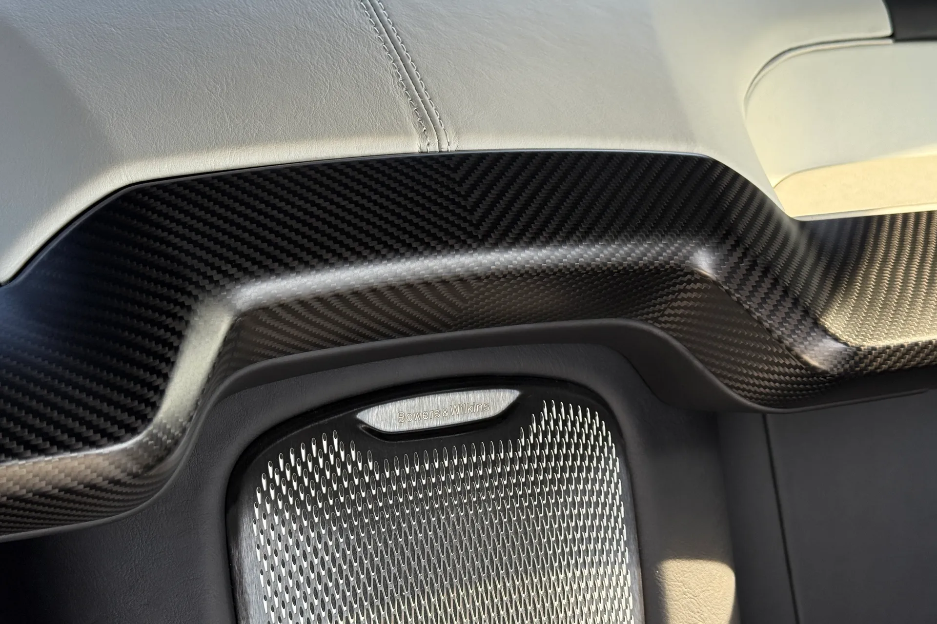 Aston Martin Vanquish thumbnail image number 21