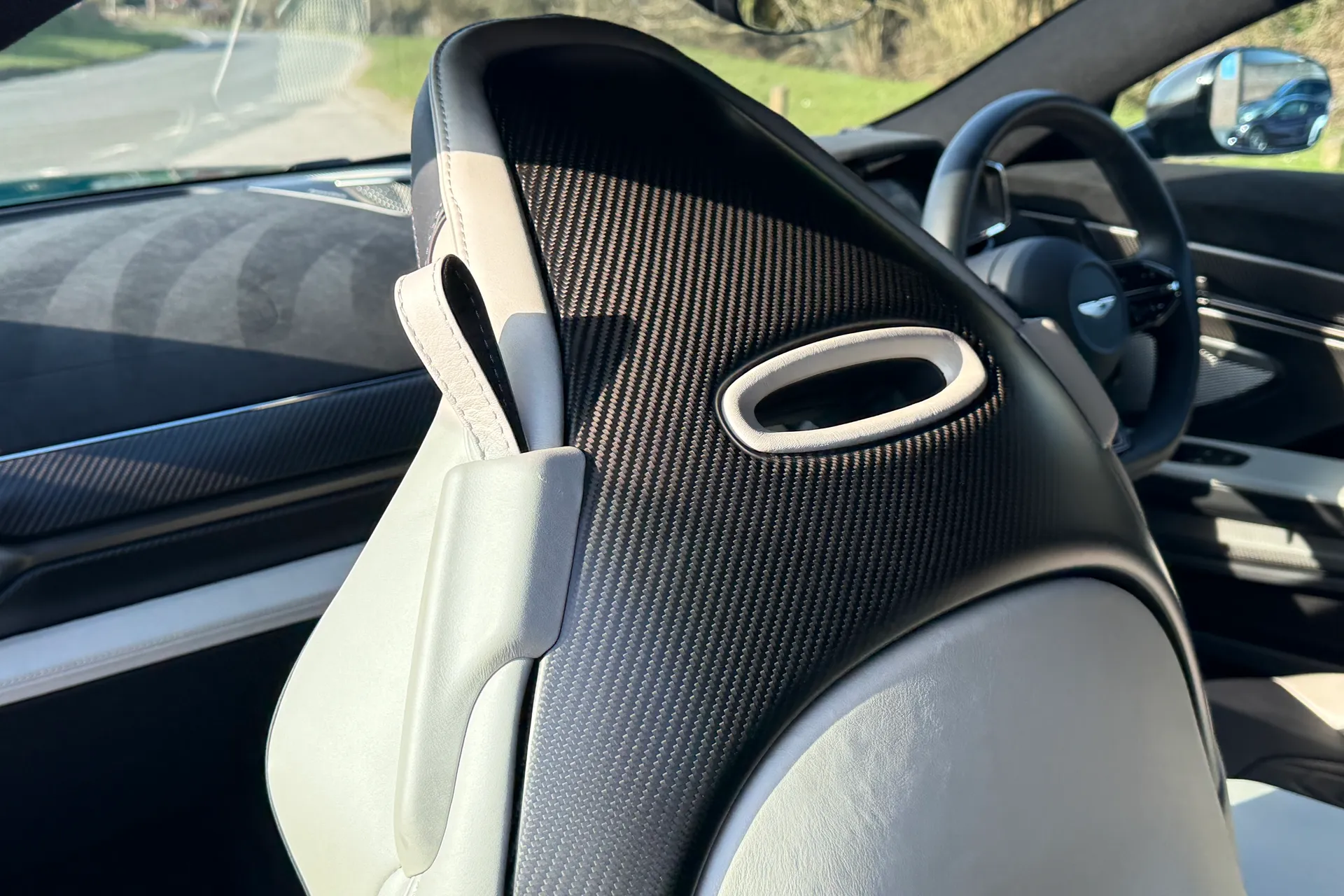 Aston Martin Vanquish thumbnail image number 34