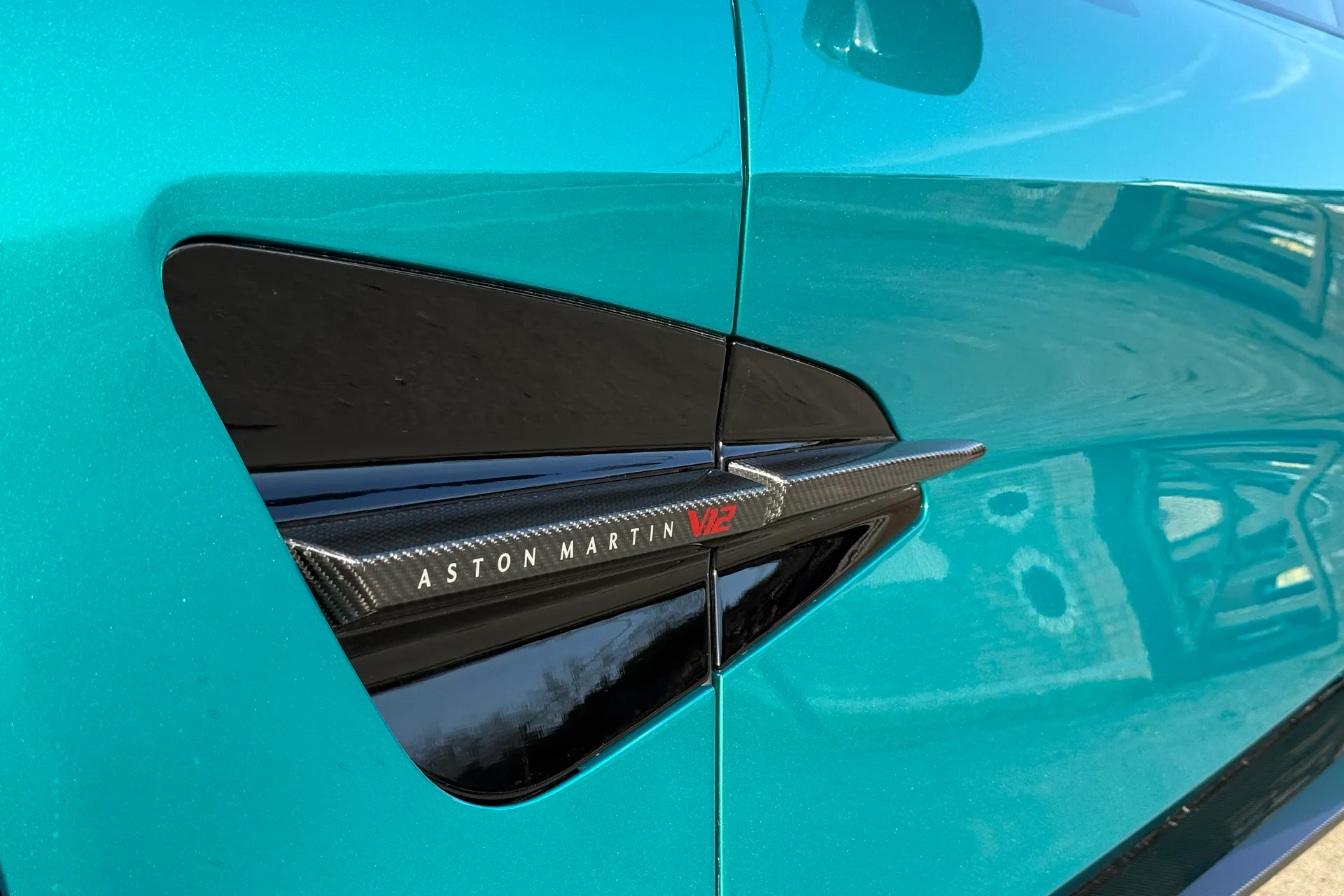 Aston Martin Vanquish thumbnail image number 31