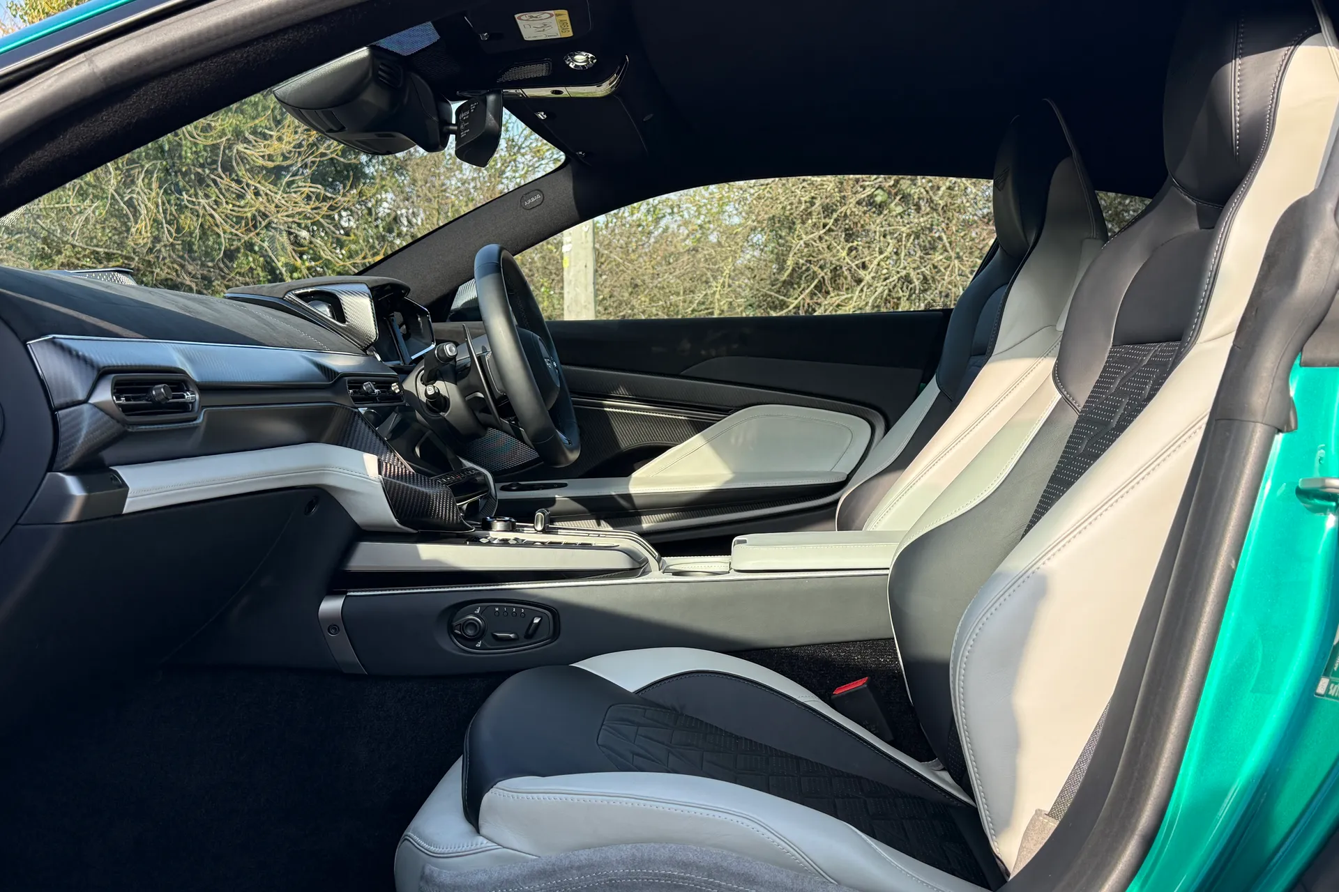 Aston Martin Vanquish thumbnail image number 36