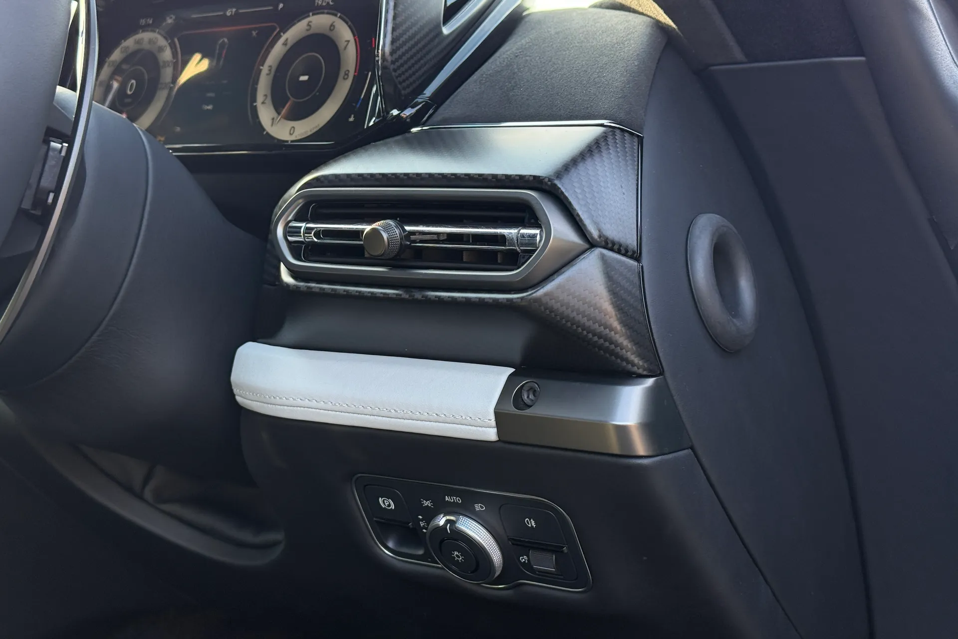 Aston Martin Vanquish thumbnail image number 28