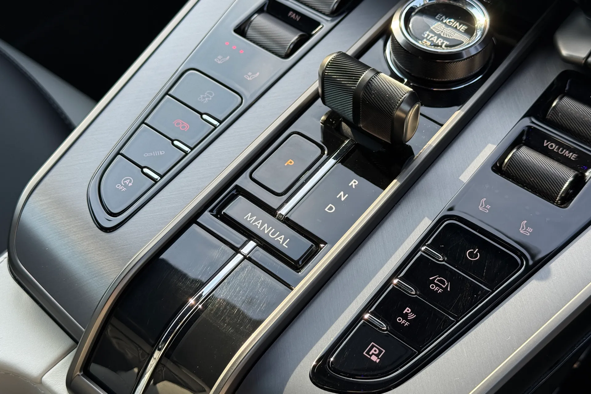 Aston Martin Vanquish thumbnail image number 22