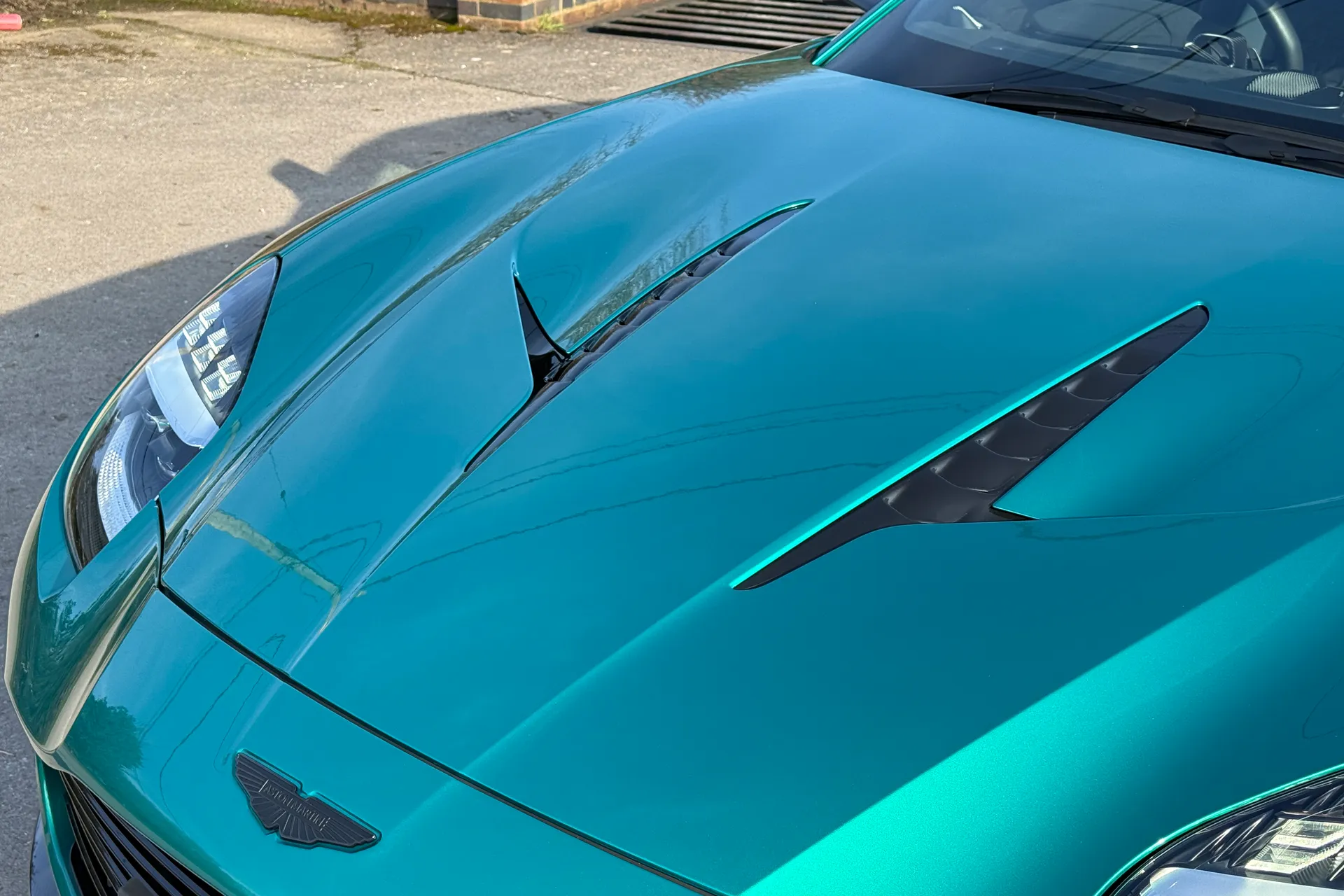 Aston Martin Vanquish thumbnail image number 30