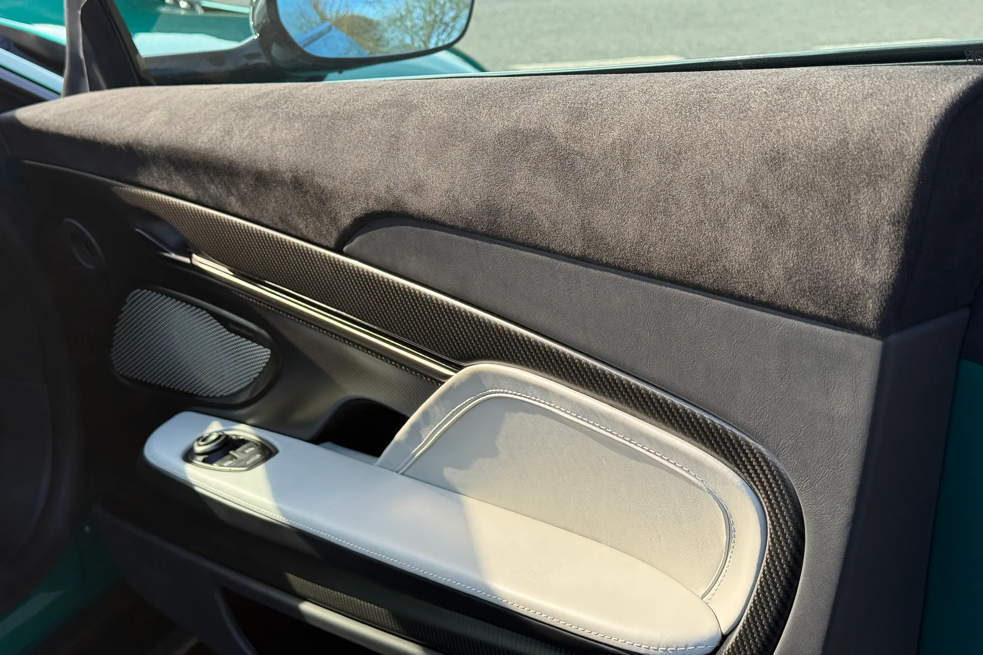 Aston Martin Vanquish thumbnail image number 40