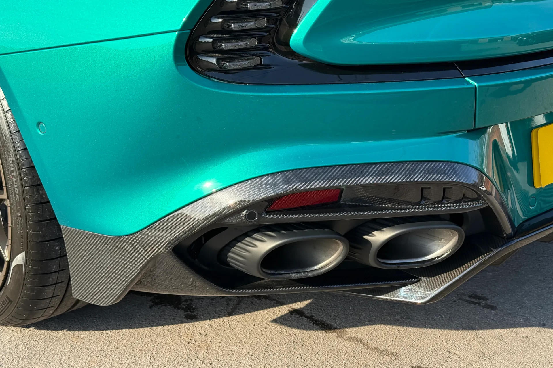 Aston Martin Vanquish thumbnail image number 38