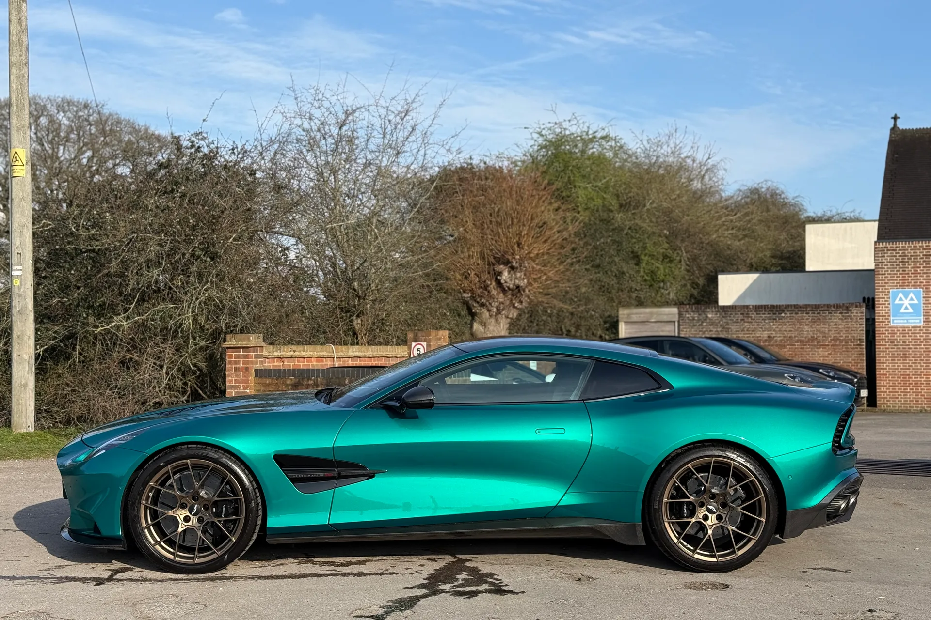 Aston Martin Vanquish thumbnail image number 11