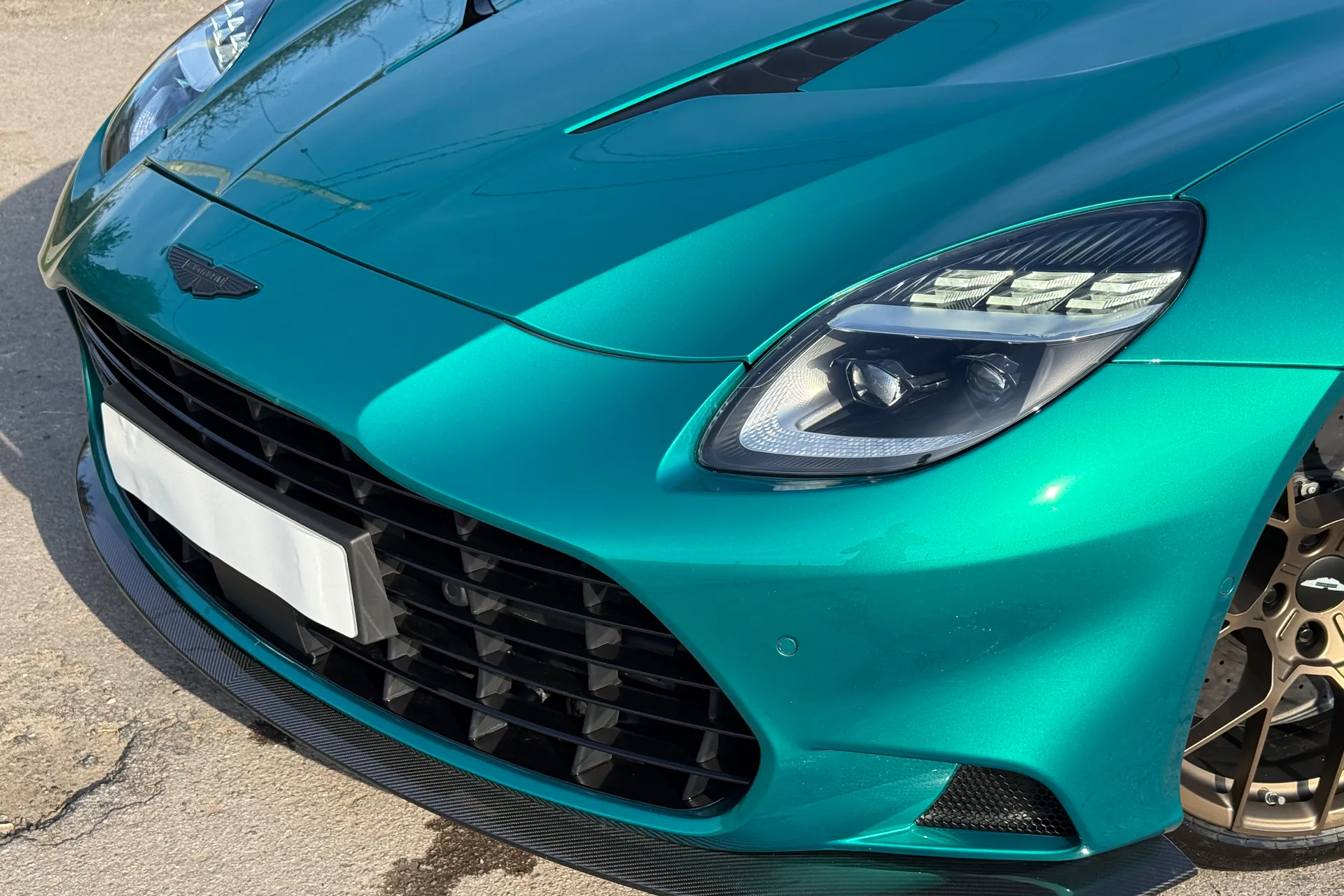 Aston Martin Vanquish thumbnail image number 43