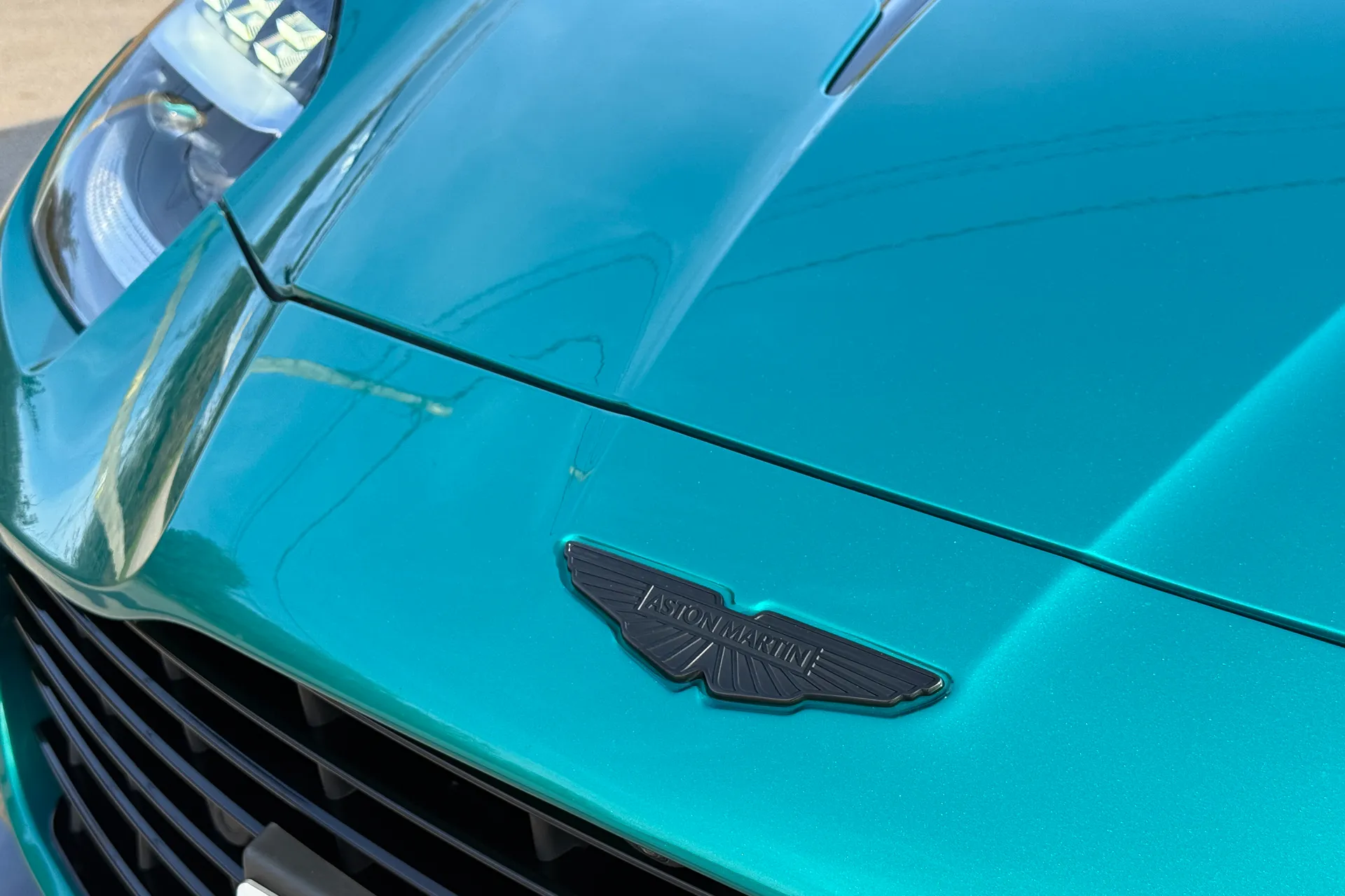 Aston Martin Vanquish thumbnail image number 44