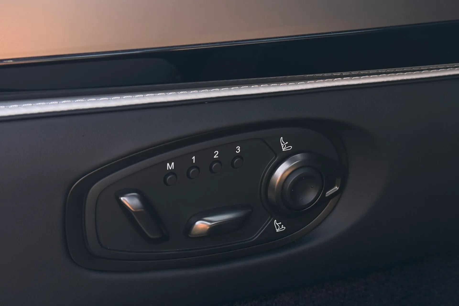 Aston Martin Vanquish thumbnail image number 23