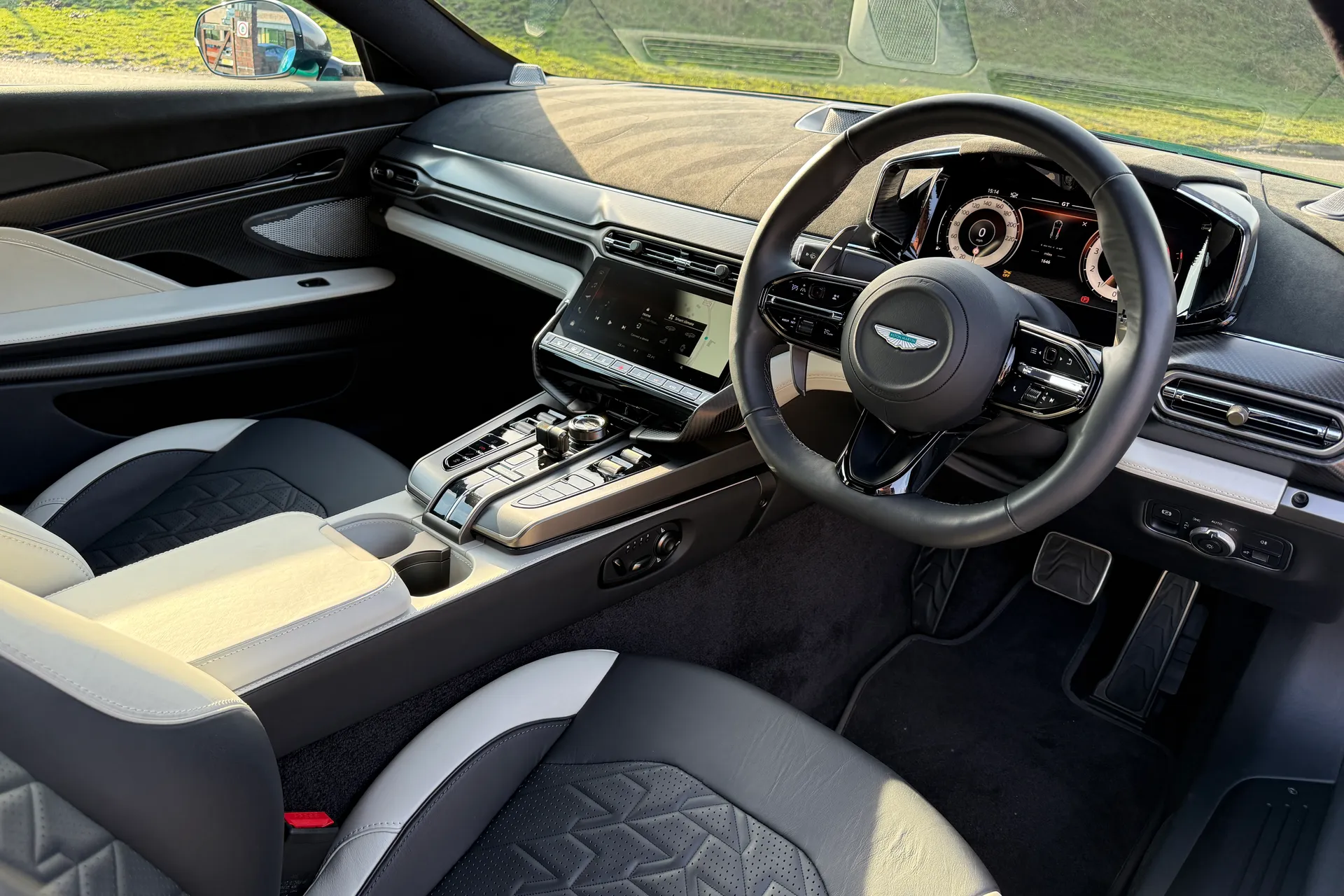 Aston Martin Vanquish thumbnail image number 24