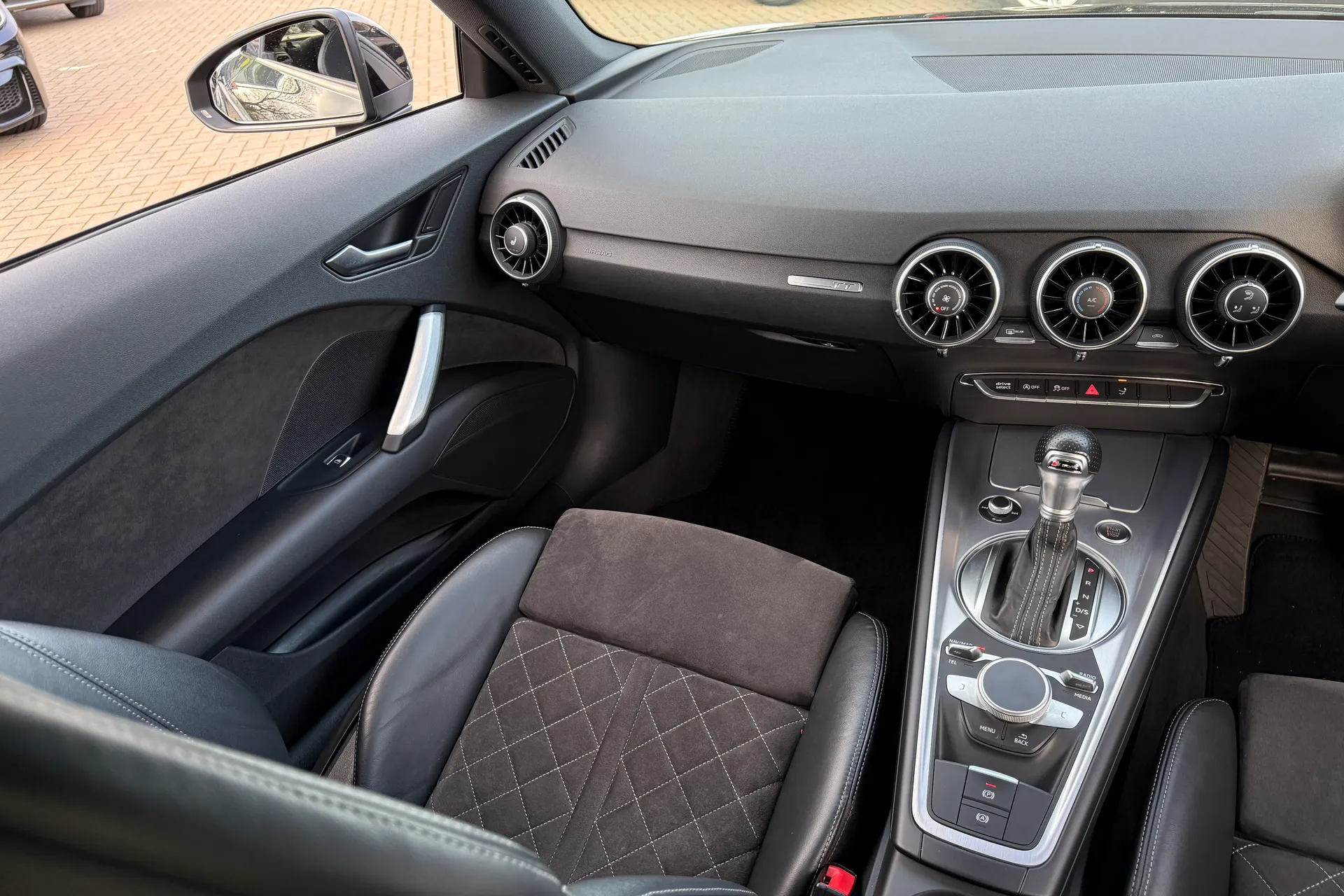 Audi TT thumbnail image number 33