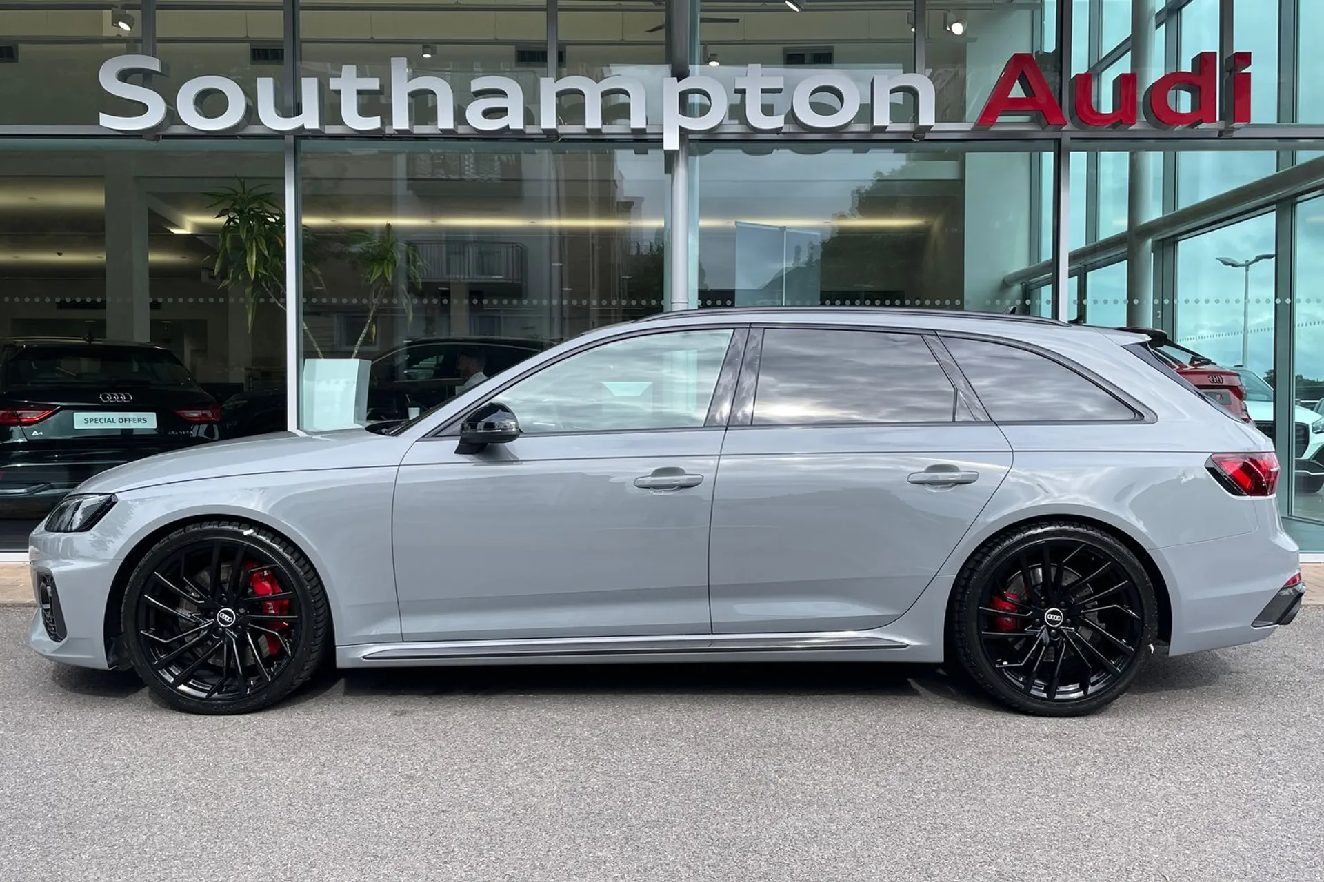 Audi RS4 thumbnail image number 9
