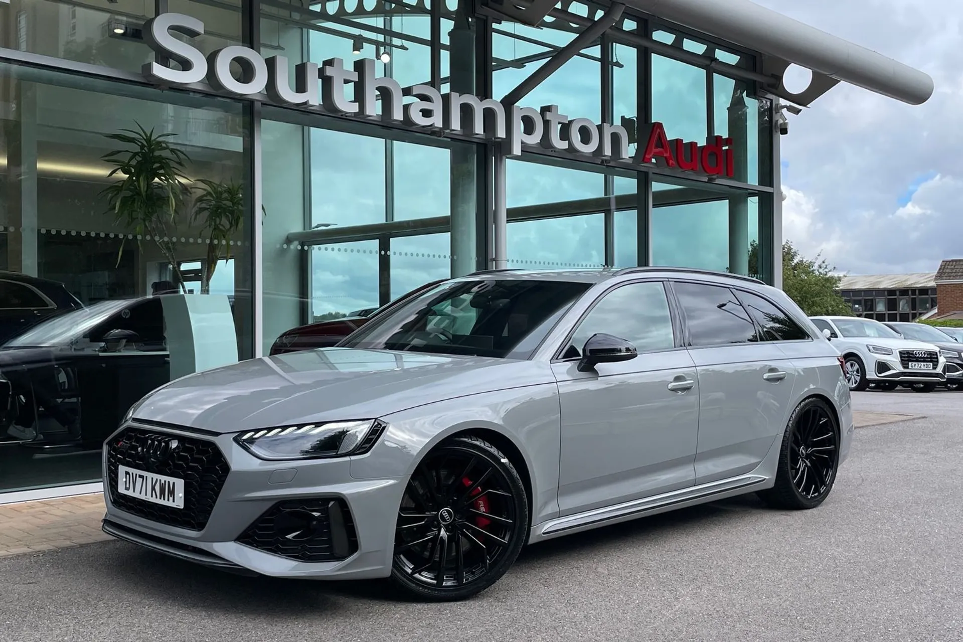 Audi RS4 thumbnail image number 10
