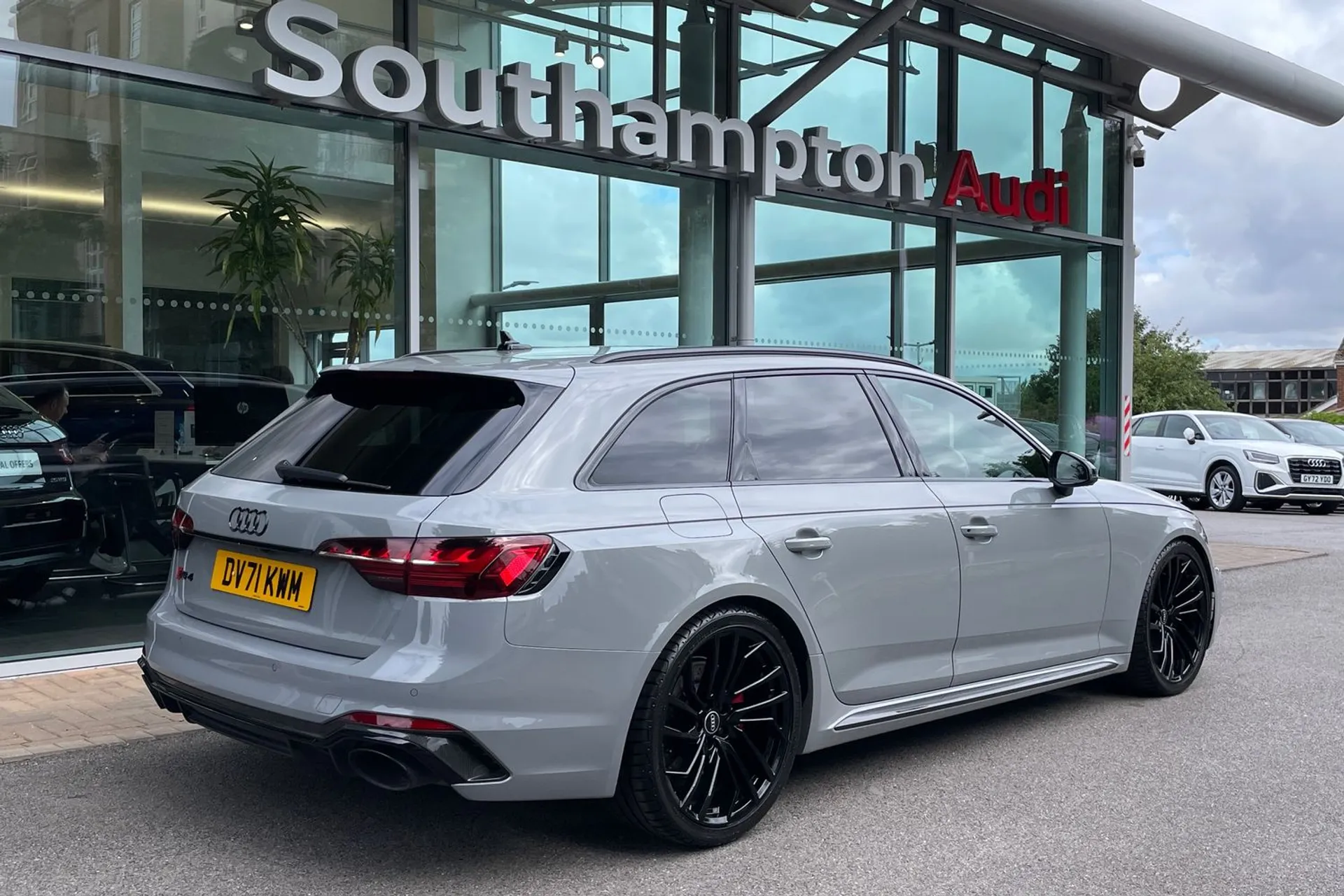 Audi RS4 thumbnail image number 6