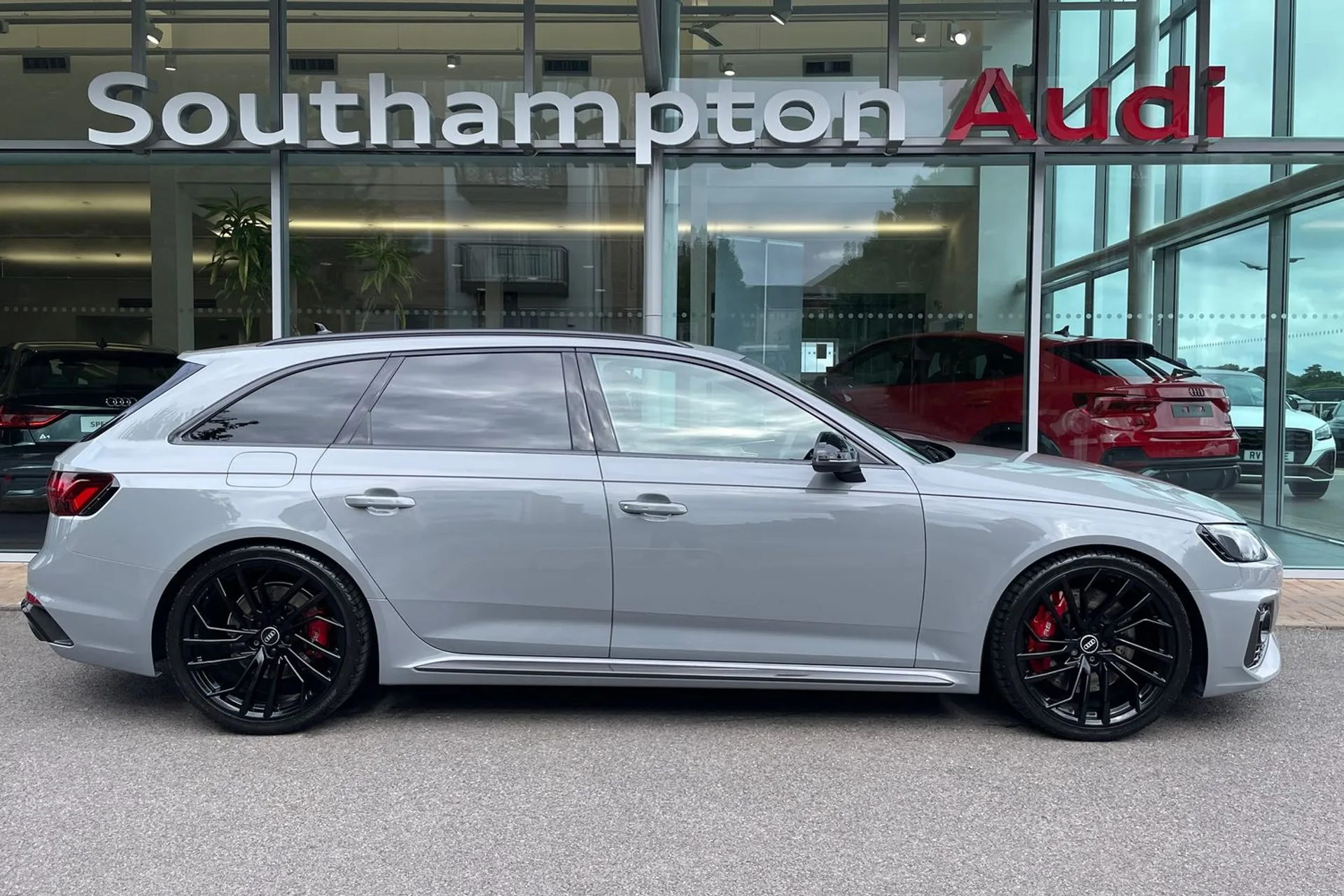 Audi RS4 thumbnail image number 2