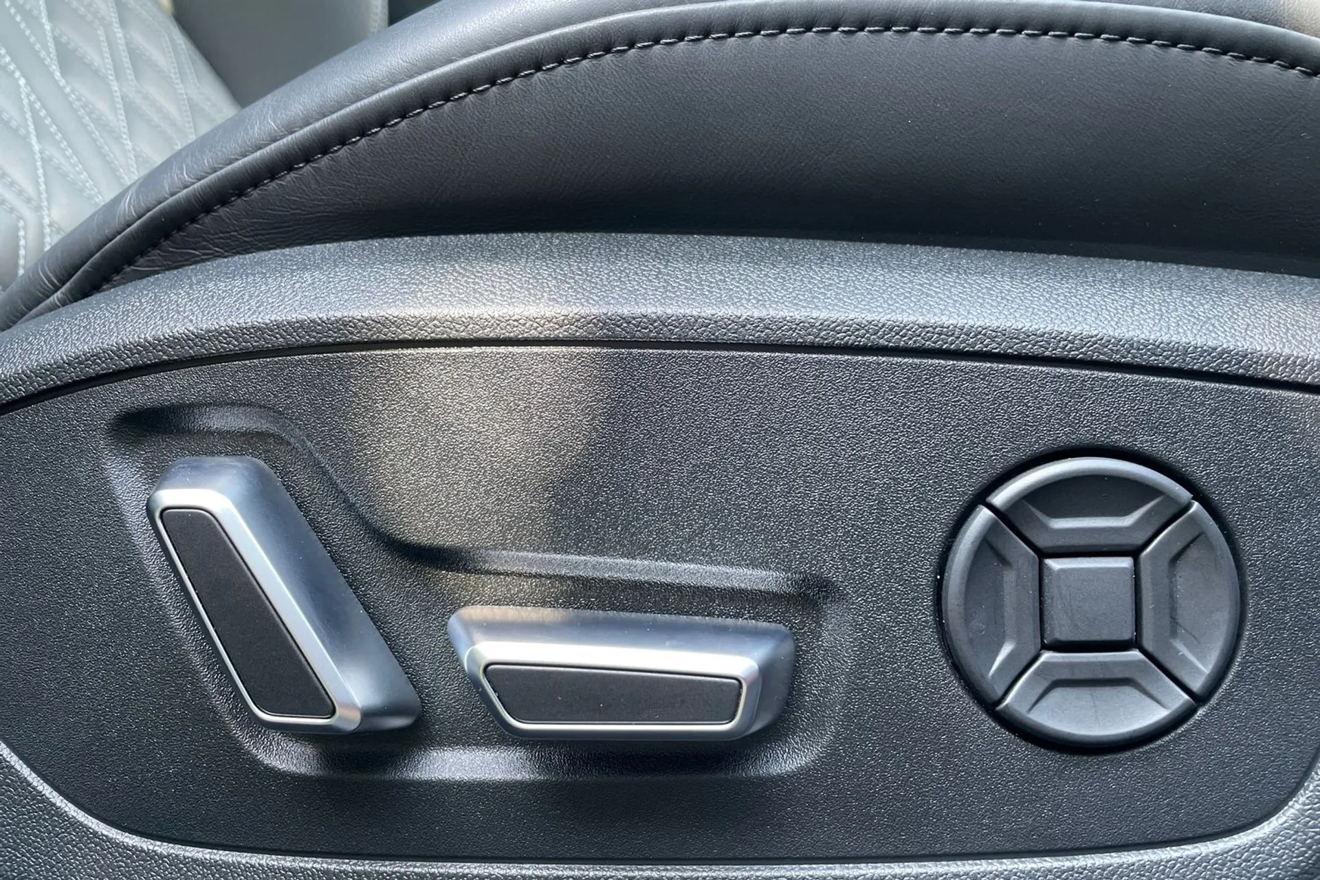 Audi A6 thumbnail image number 36