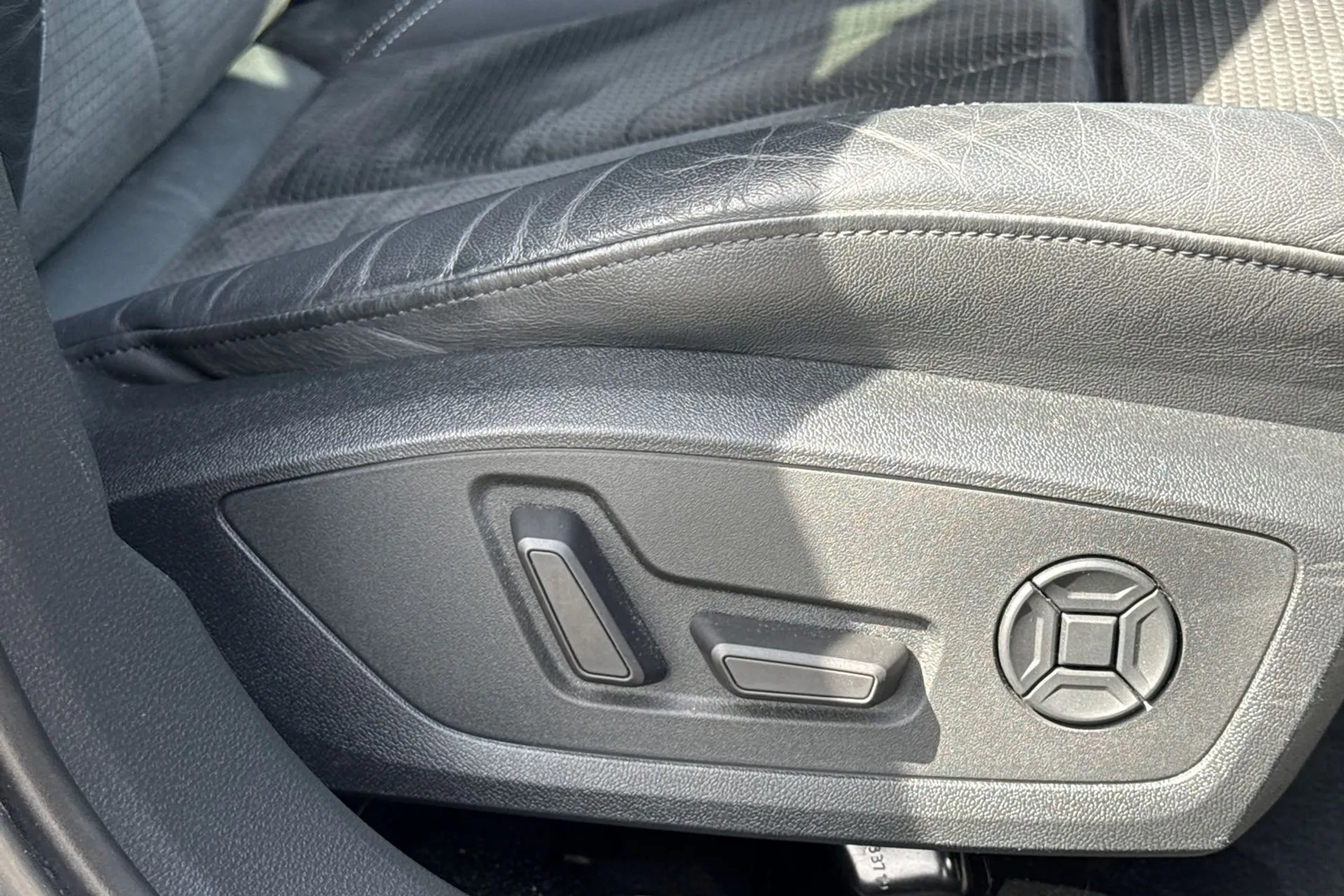 Audi A6 thumbnail image number 37