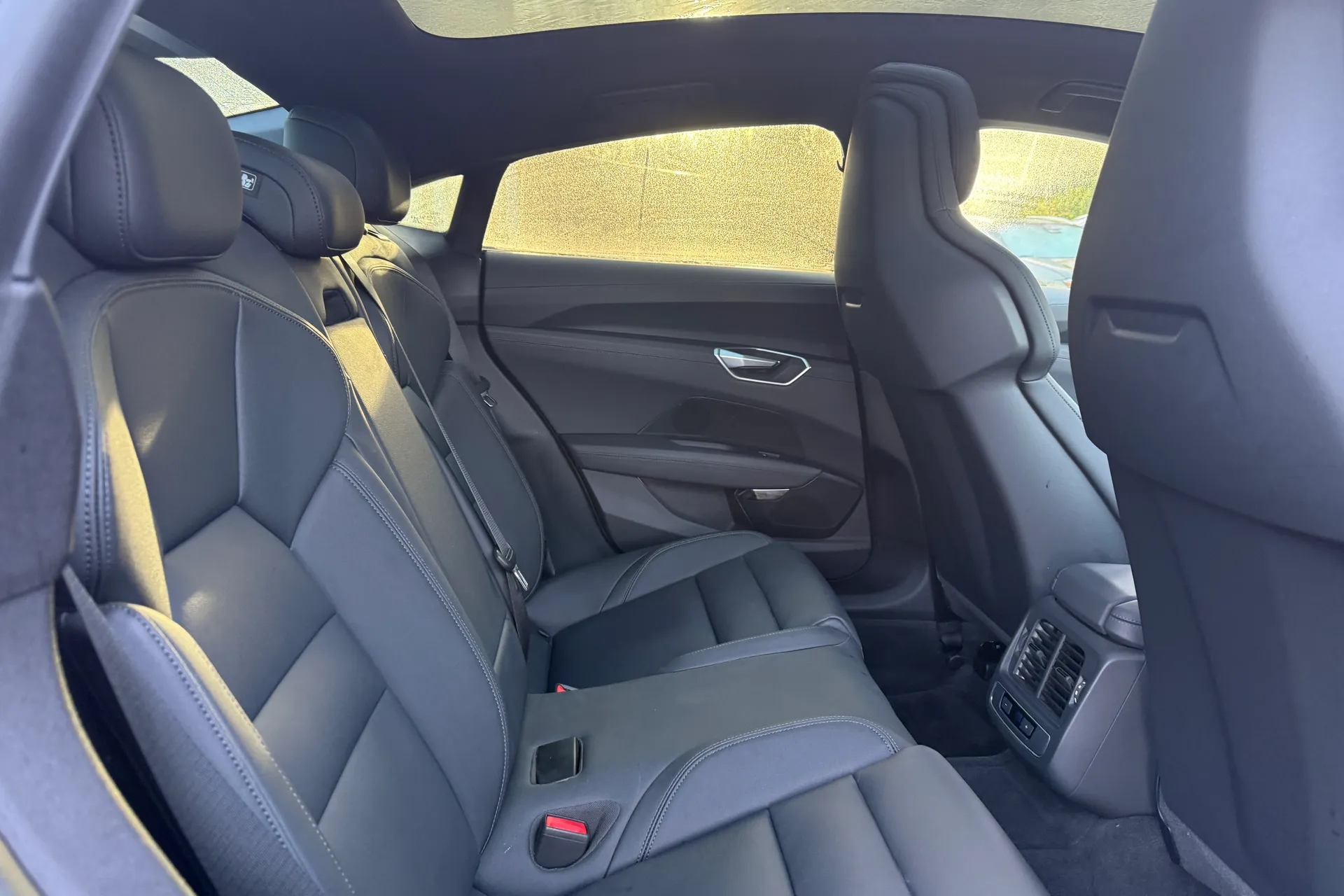 Audi e-tron GT thumbnail image number 31