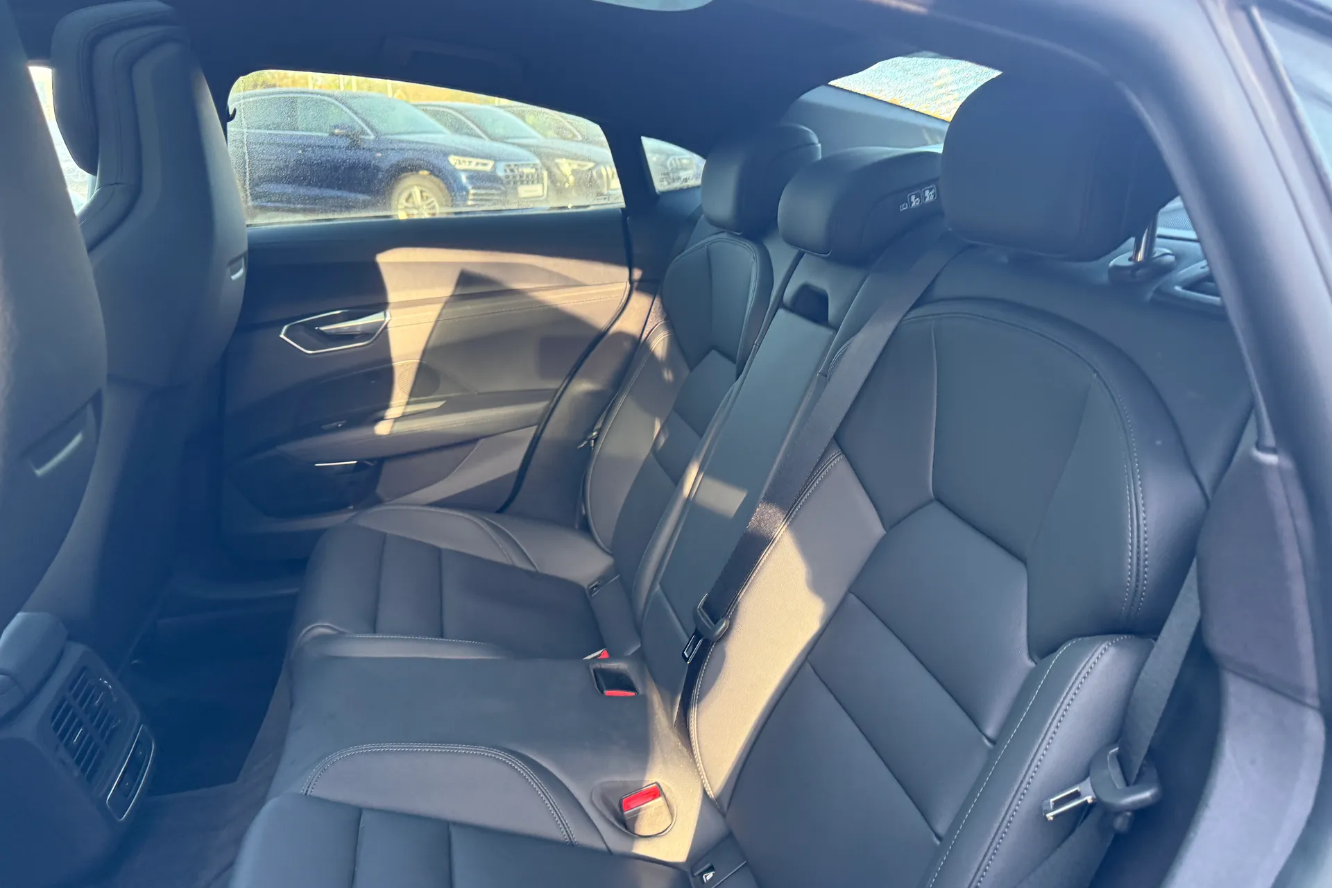 Audi e-tron GT thumbnail image number 45