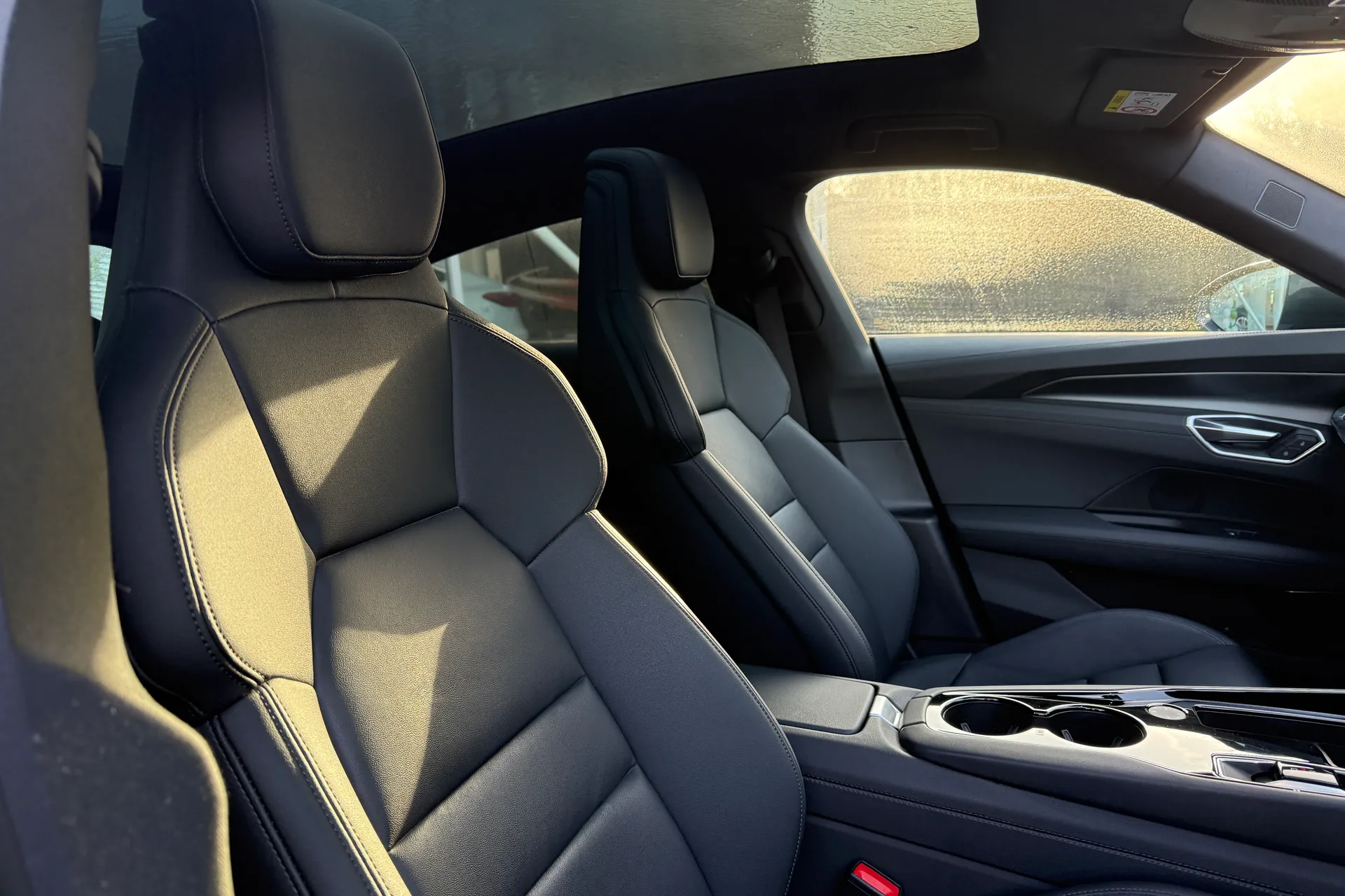 Audi e-tron GT thumbnail image number 26