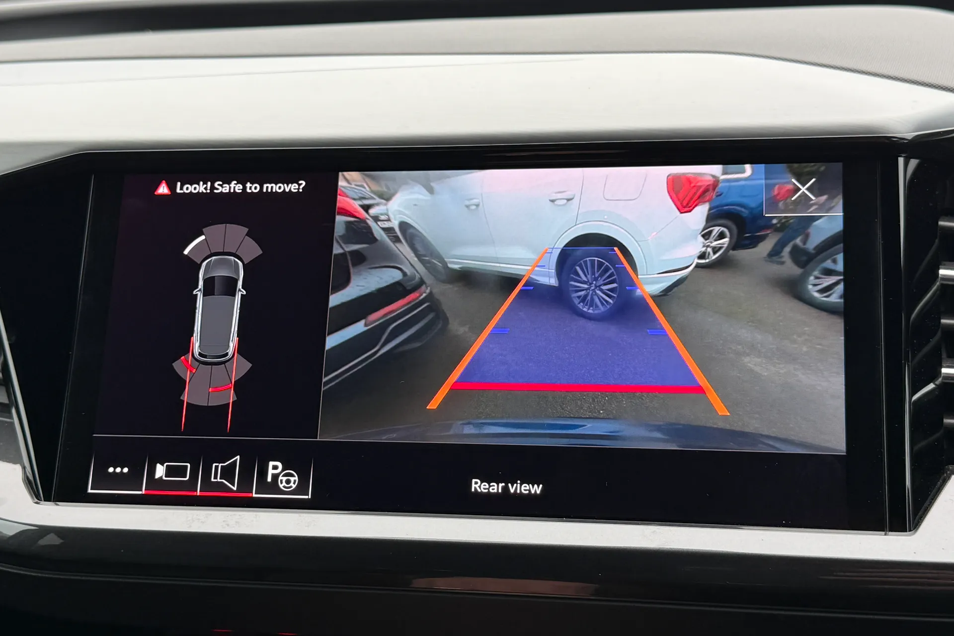 Audi Q4 thumbnail image number 5