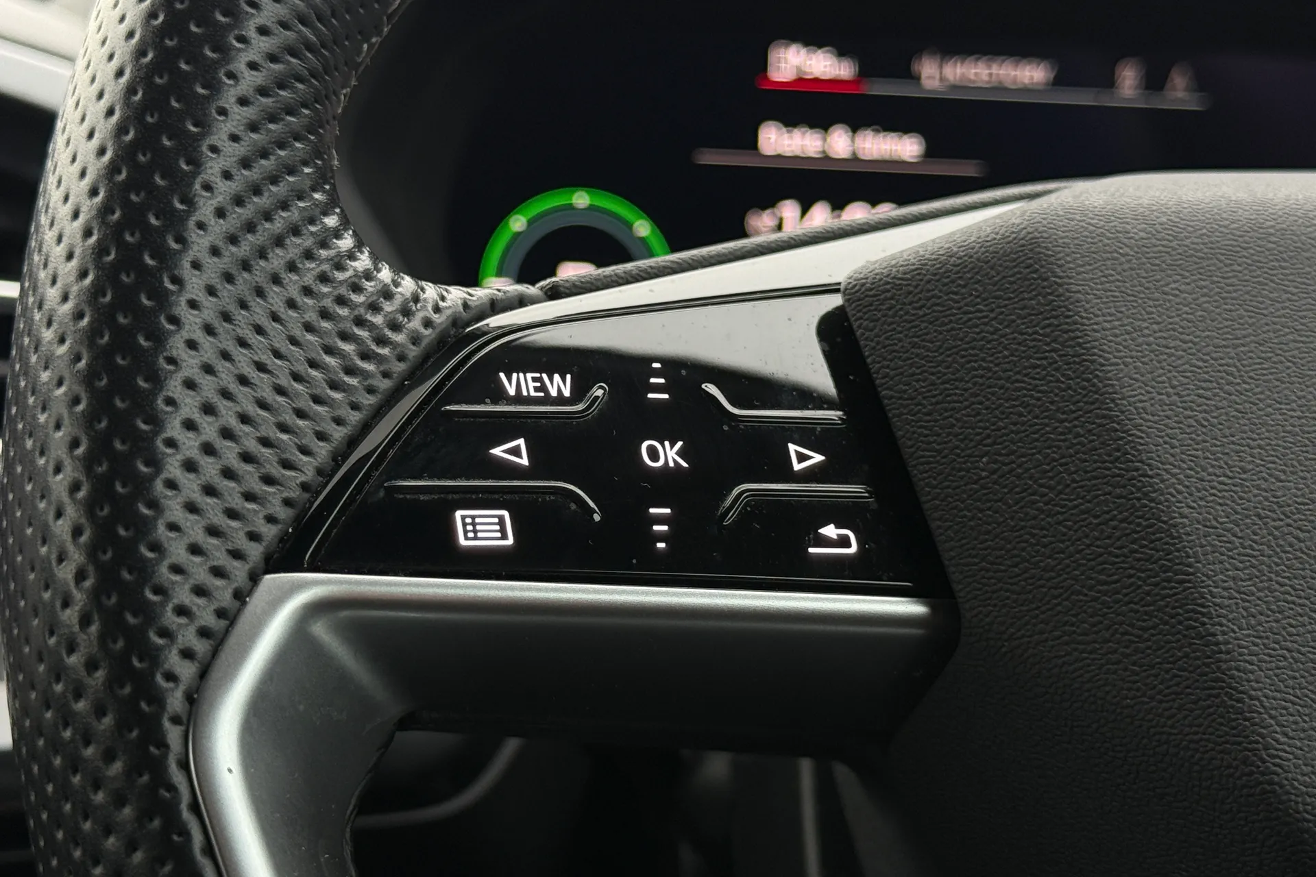 Audi Q4 thumbnail image number 12