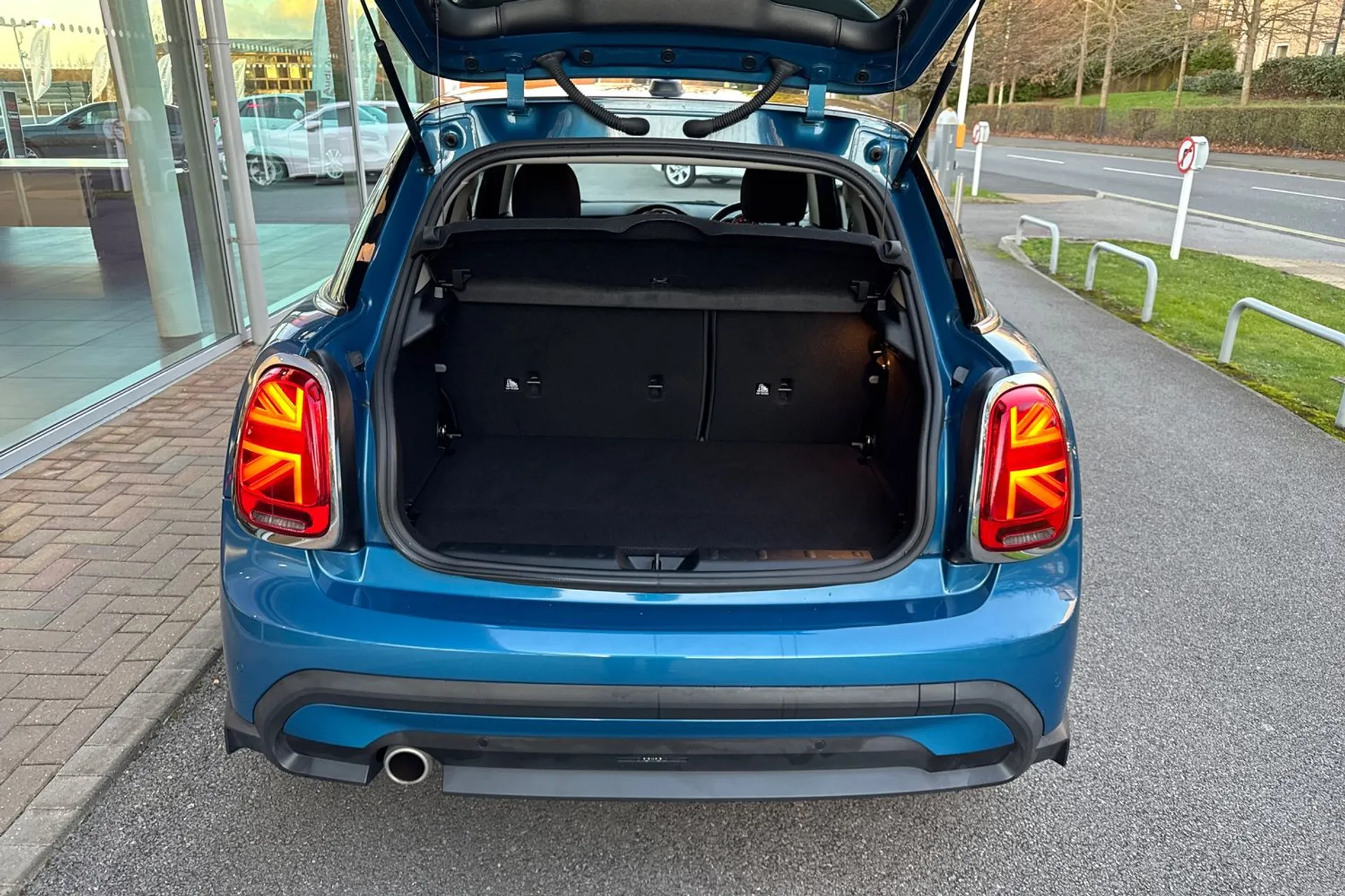 MINI HATCHBACK thumbnail image number 18