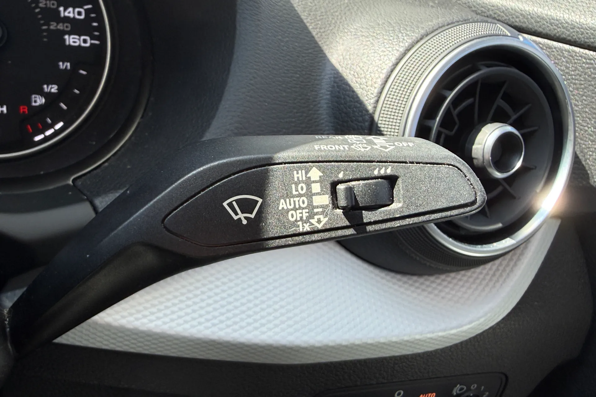 Audi Q2 thumbnail image number 12