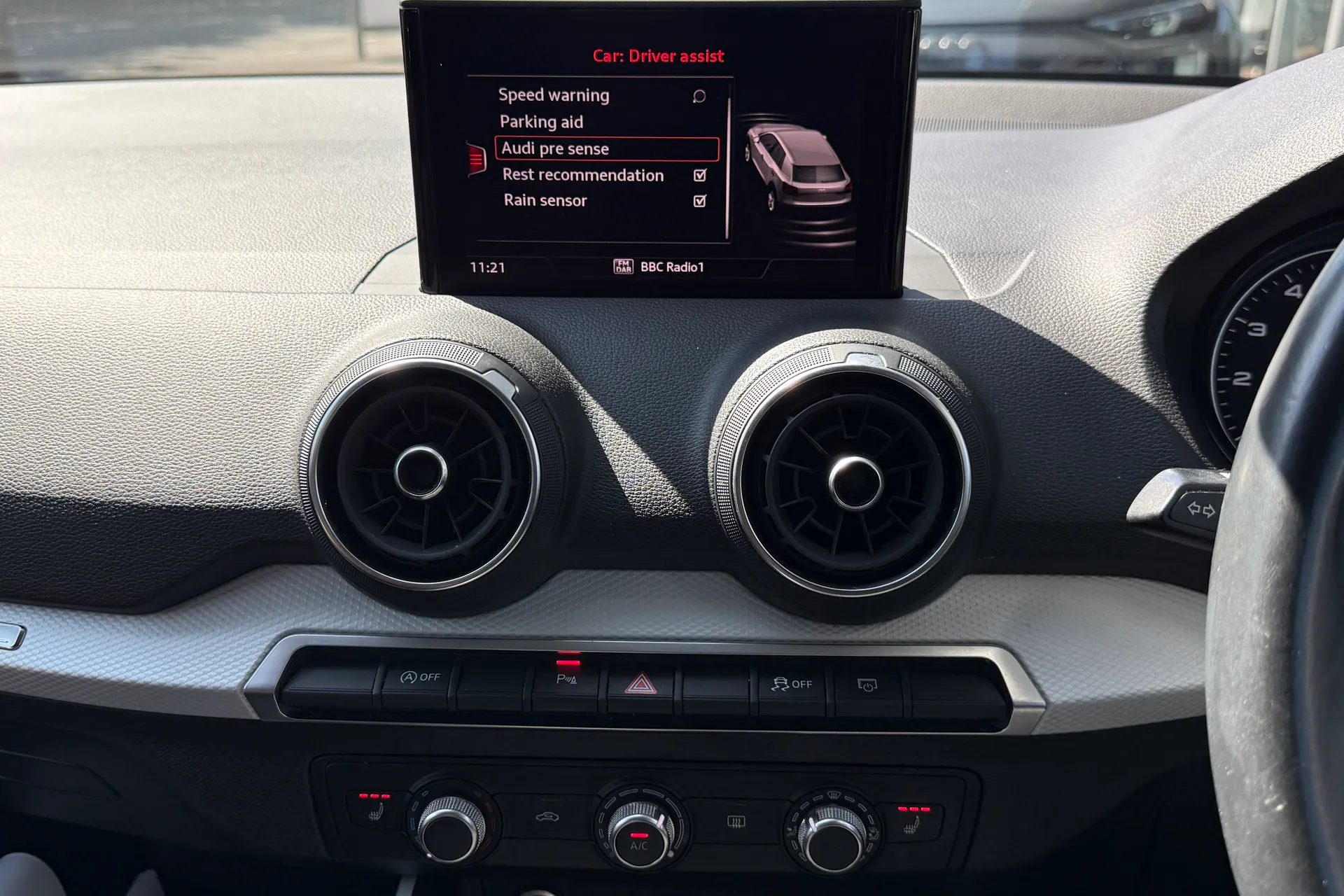 Audi Q2 thumbnail image number 16