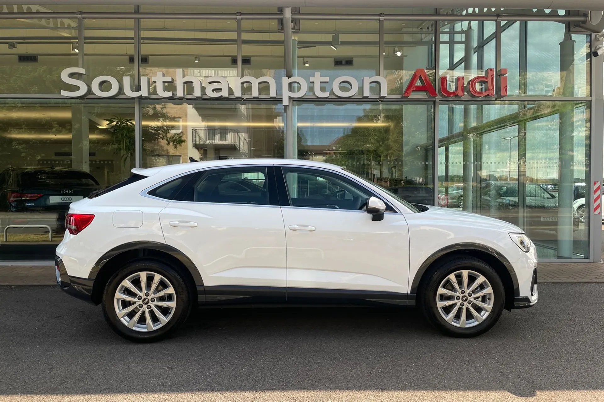 Audi Q3 thumbnail image number 2