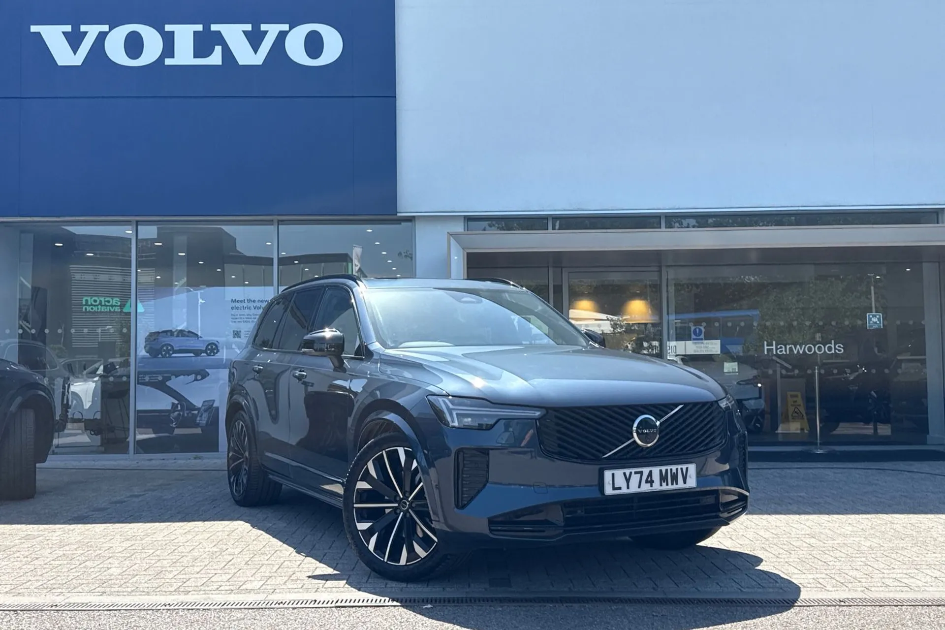 Volvo XC90 focused image